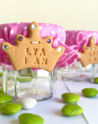 Petit pot de dragées, biscuit « couronne de princesse »