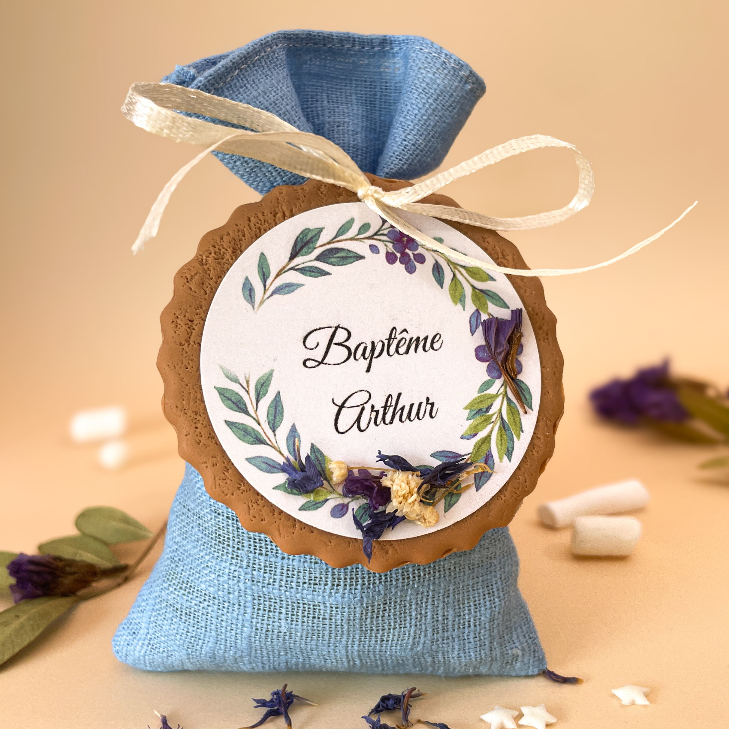 contenant-dragees-en -tissu-bleu-cadeau-invite-pour-bapteme-theme-nature-violet-fleur-seche
