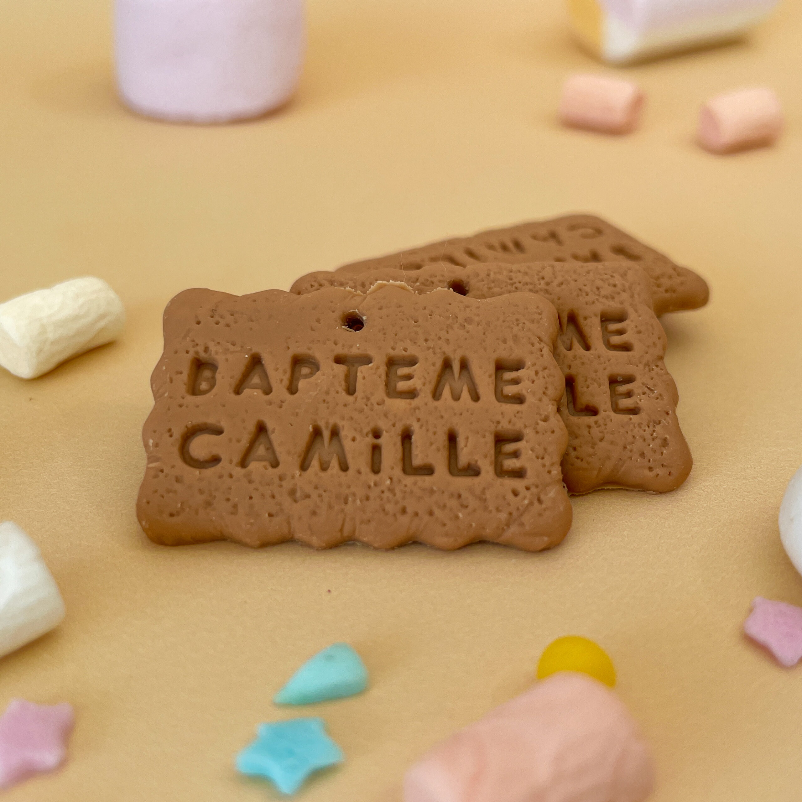 mini-biscuit-decoratif-en-porcelaine-froide-decor-boite-dragees-bapteme