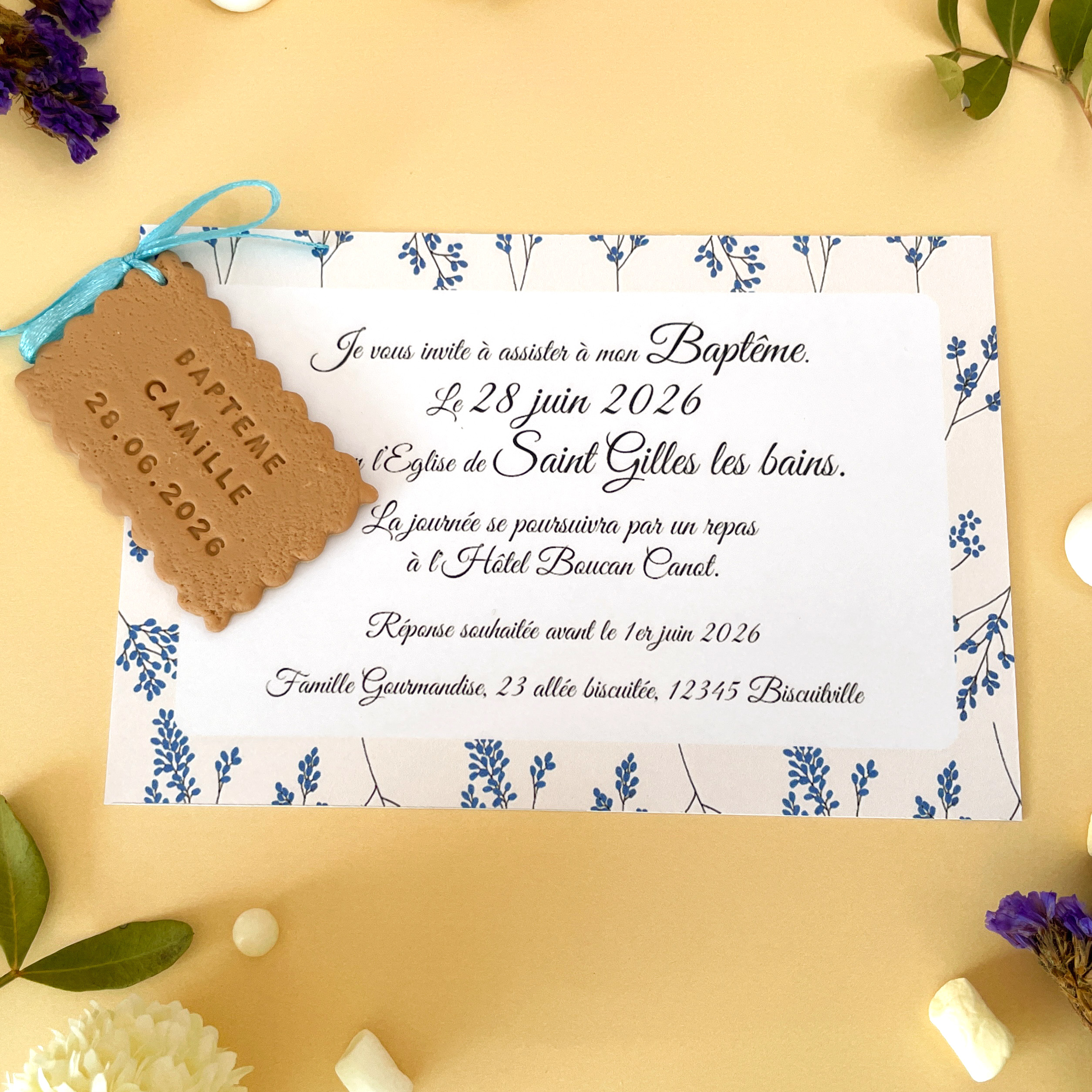 faire-part-avec-petite-fleur-bleu-pour-garcon-avec-petit-biscuit-attache-pour-souvenir