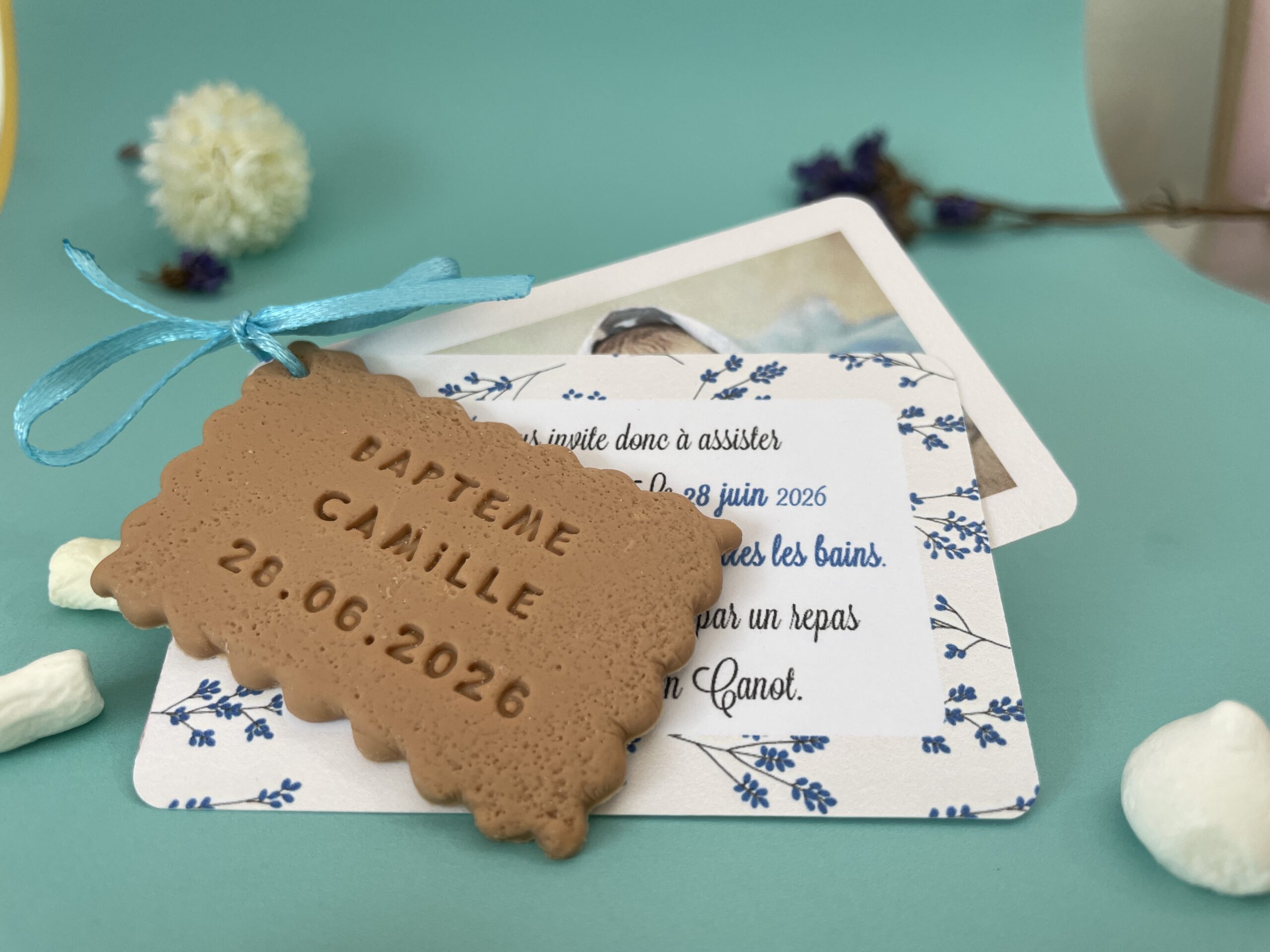 faire-part-baptême-garcon-fleur-bleu-moderne-doux-romantique-avec-biscuit-personnalise