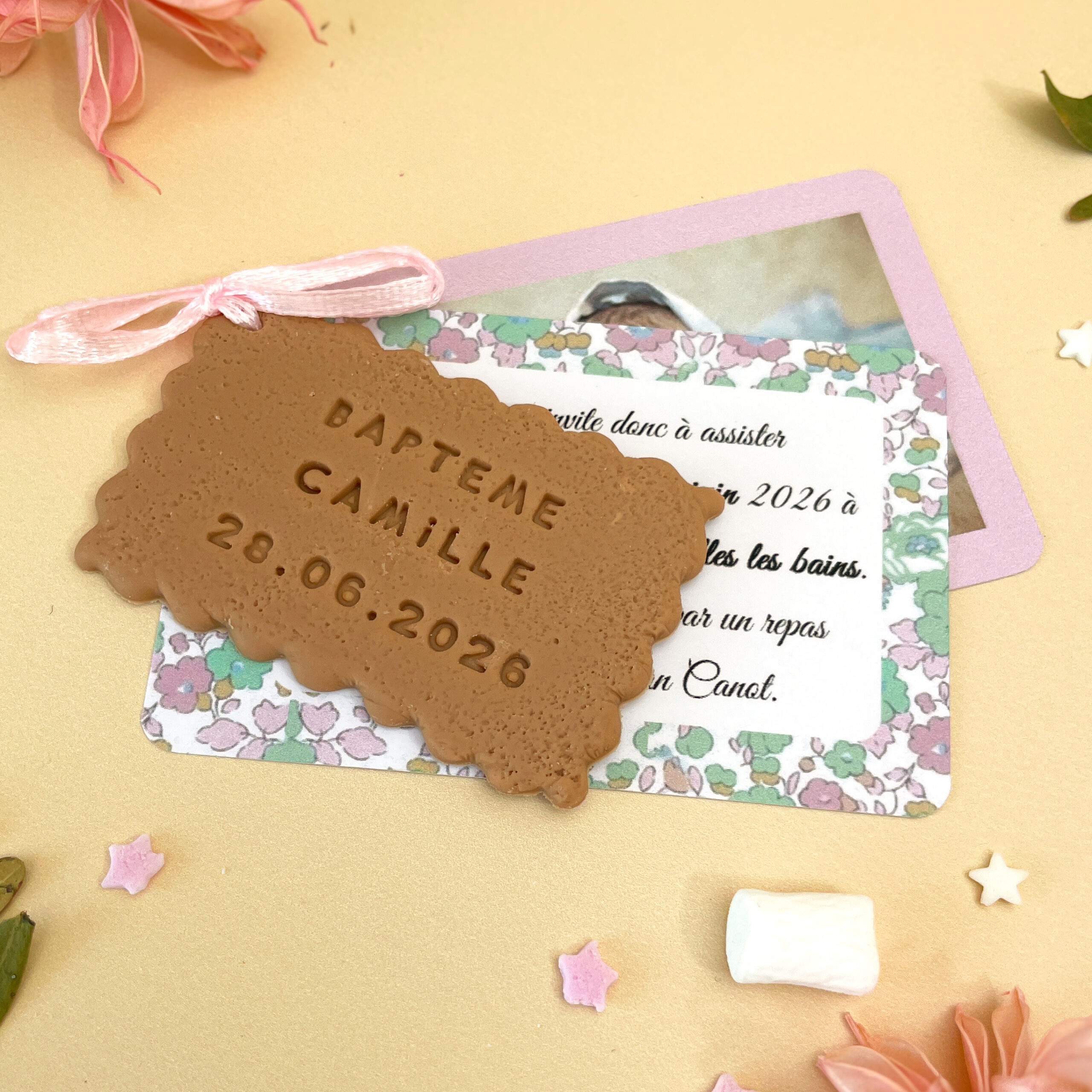 faire-part-de-bapteme-gourmand-avec-imprimé-liberty-verts-sauge-rose-fleurie-decore-petit-beurre