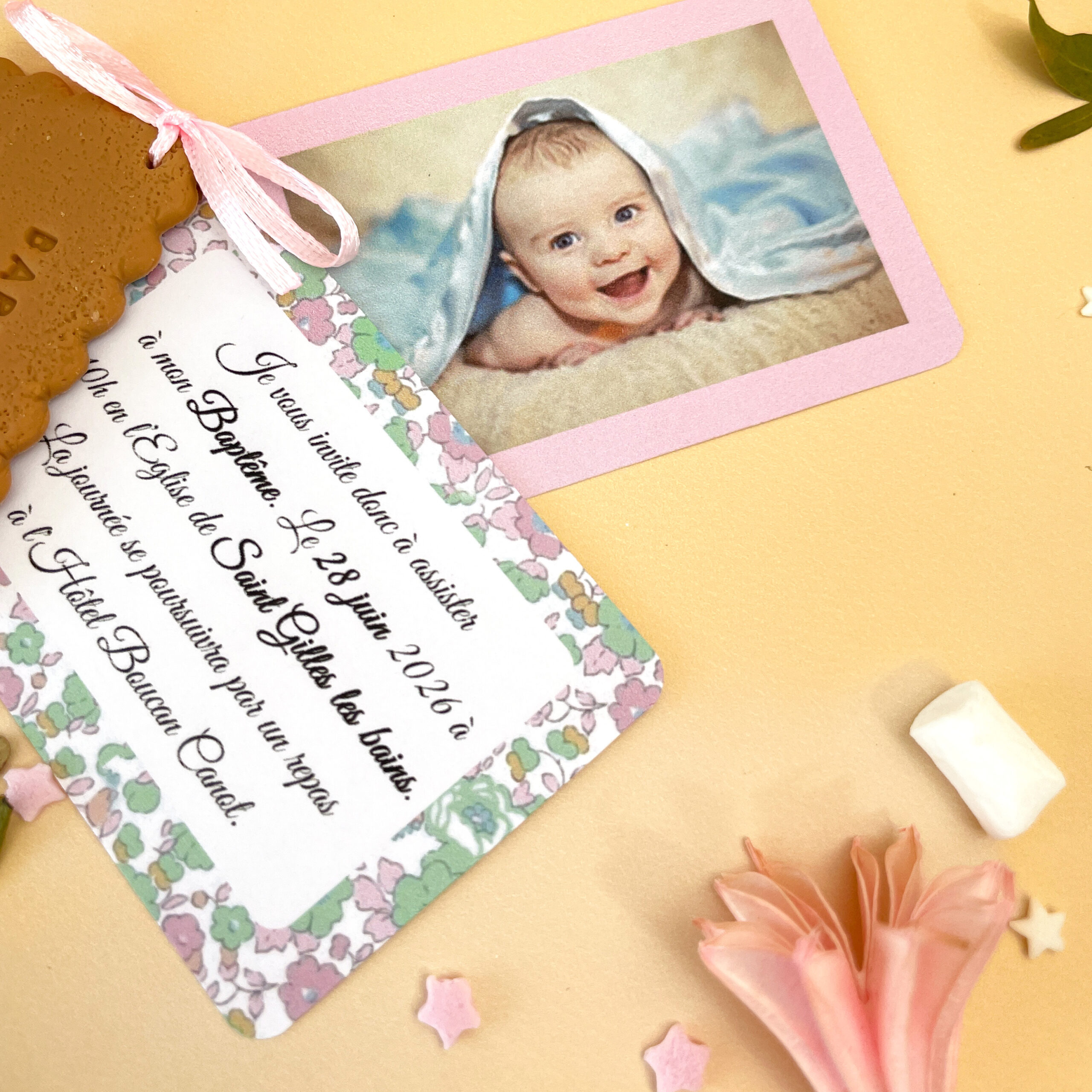 faire-part-de-bapteme-gourmand-avec-petti-beurre-personnalise-imprimé-liberty-et-photo-bebe-couleurs-verts-sauge-rose-fleurie-createur