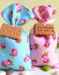 Sachet de dragées fleur bleu/rose, pour un mariage gourmand et romantique !