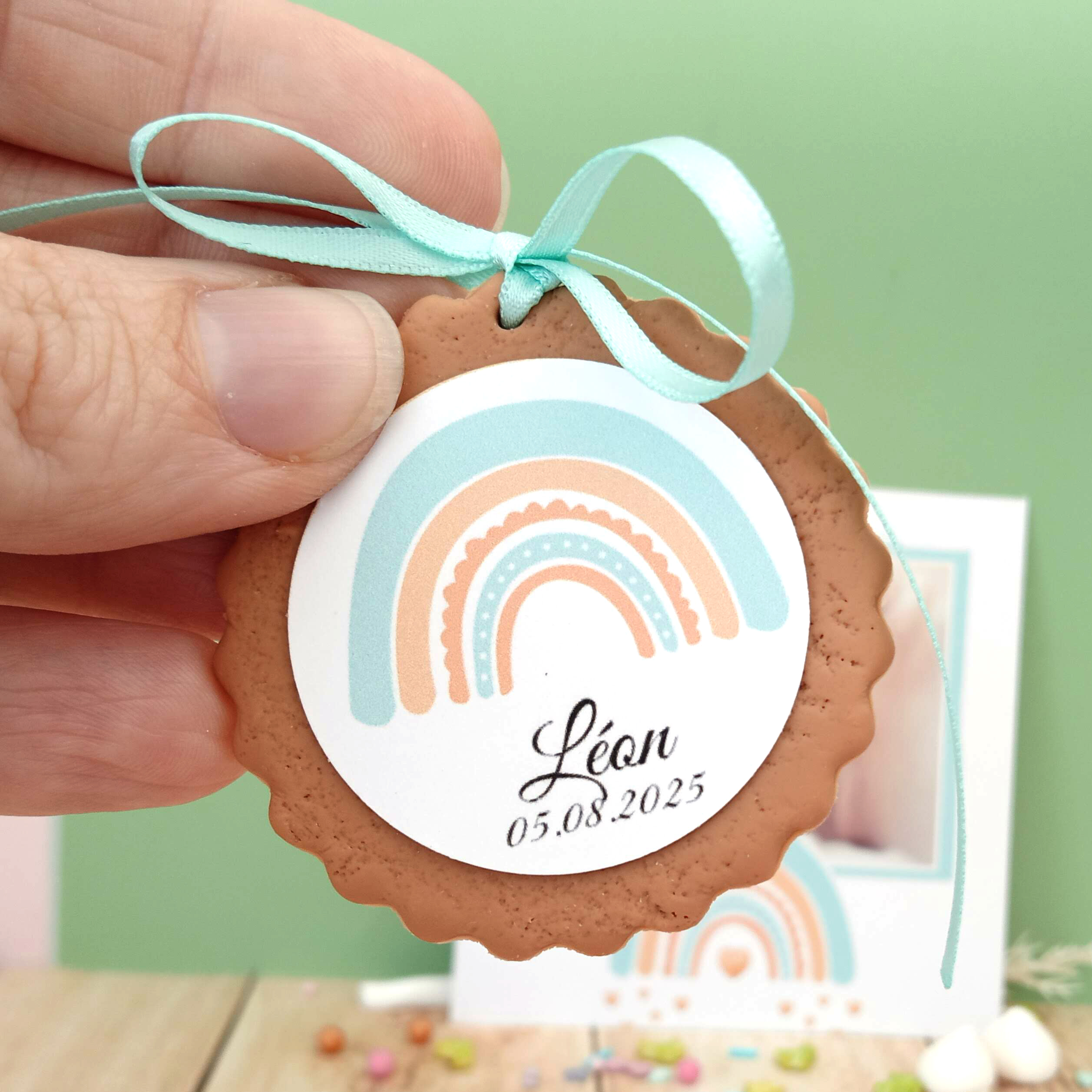 biscuit-decoratif-en-porcelaine-froide-pour-attacher-faire-part-naissance-ou-bapteme-theme-arc-en-ciel-bleu-aimanter