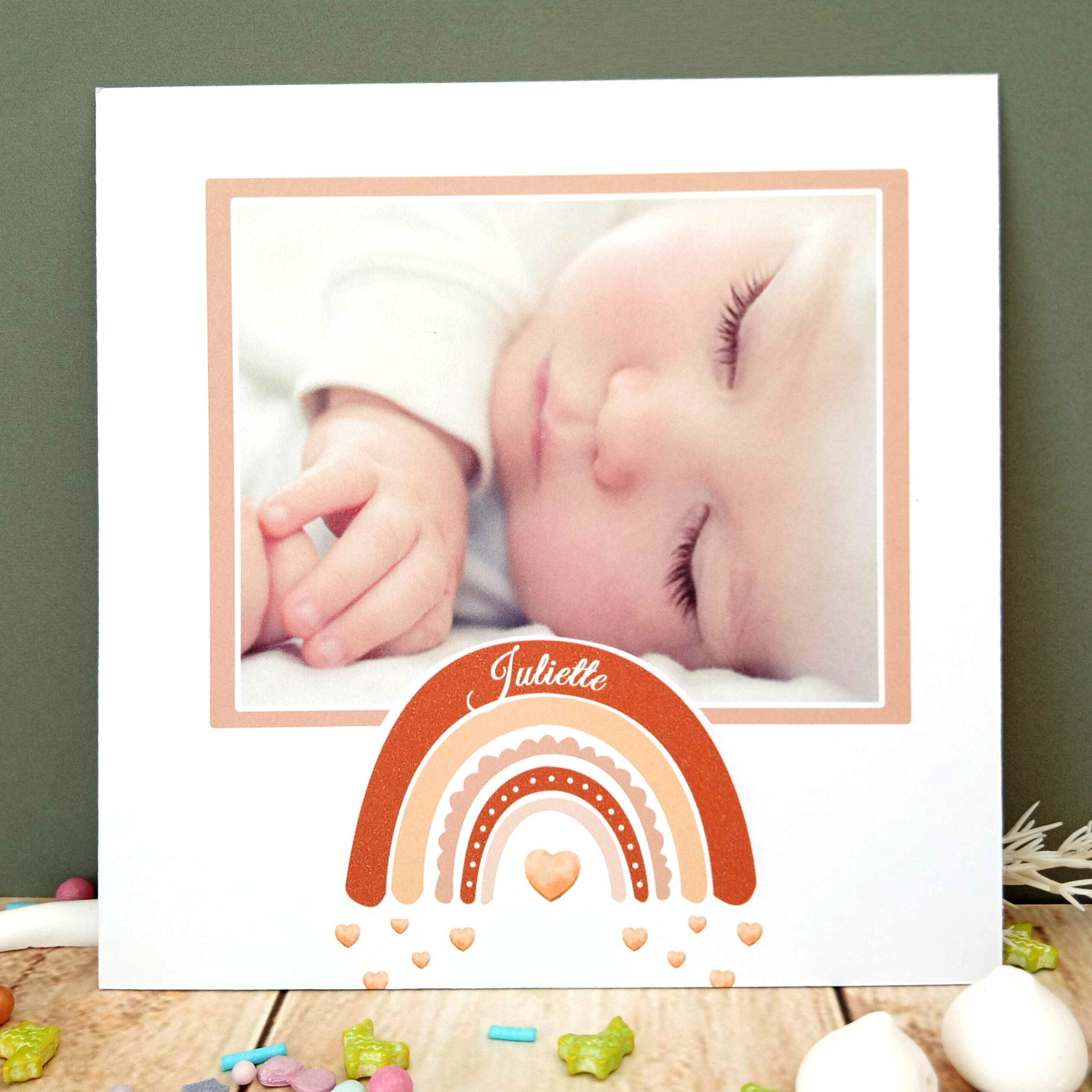 faire-part-de-naissance-theme-arc-en-ciel-terracota-avec-photo-format-carre-decor-biscuit-en -porcelaine-accrocher