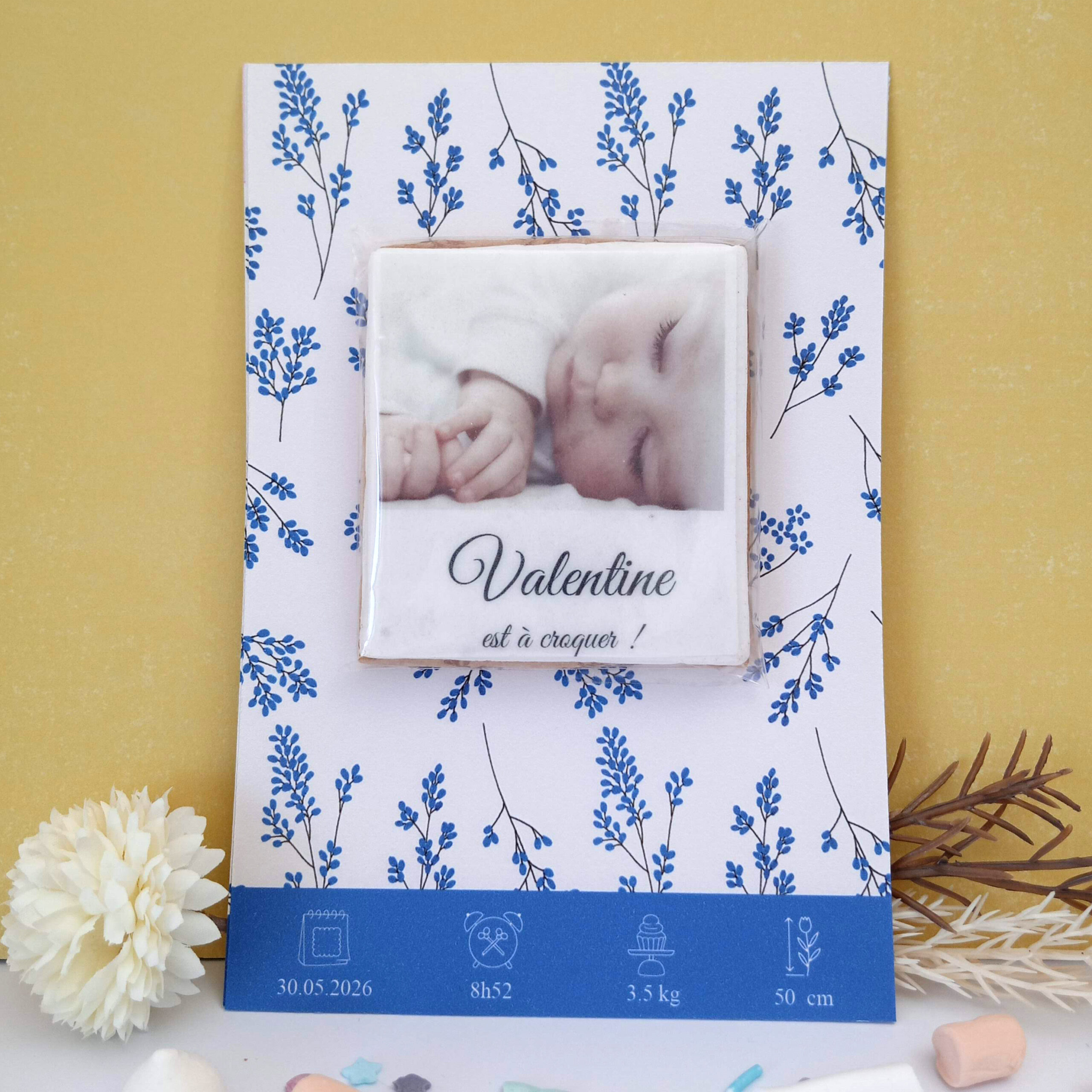 faire-part-personnalise-bapteme-biscuit-deco-petite-fleur-bleue-inspire-liberty-elegant-et-gourmand
