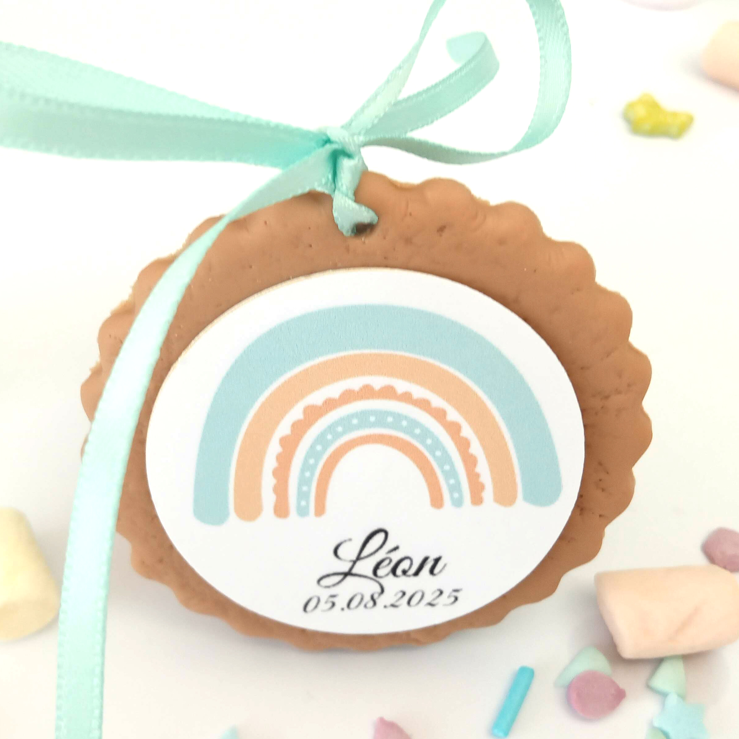 biscuit-decoratif-en-argile-sable-personnalise-faire-part-naissance-theme-arc-en-ciel