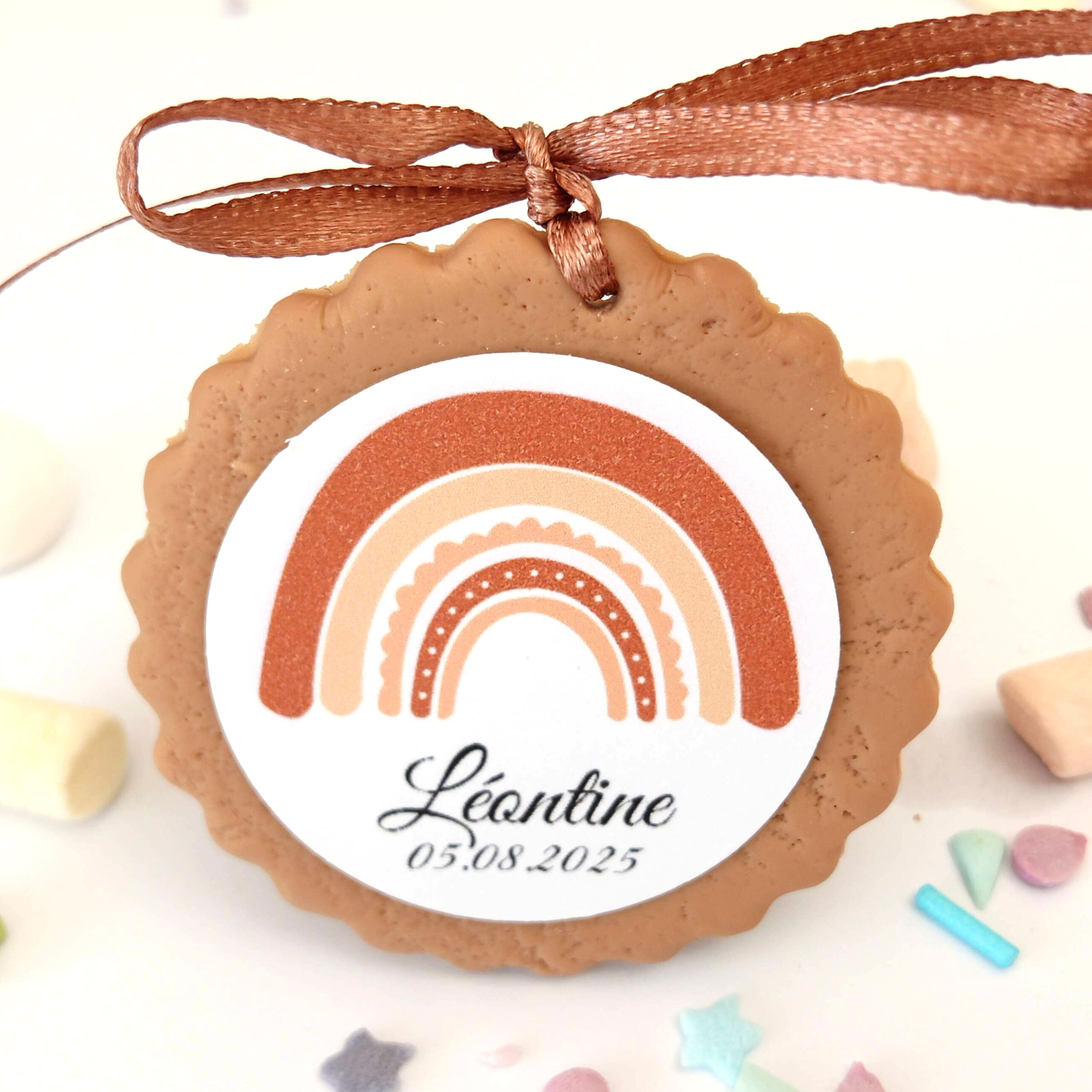 biscuit-naissance-theme-terracotta-arc-en-ciel-prenom-bebe