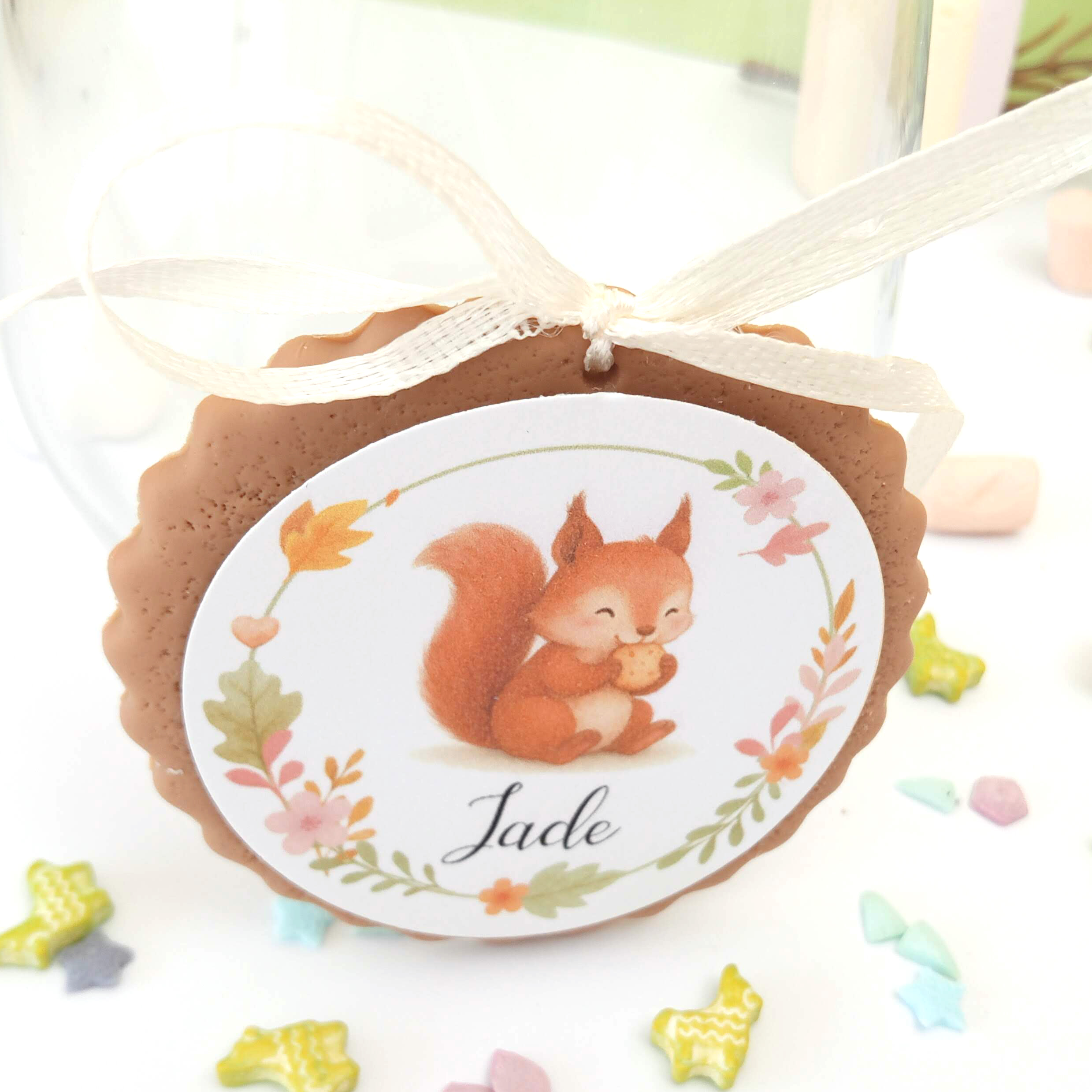 biscuit-personnalise-en-argile-theme-animaux-de-la-foret-avec-ecureuil-bapteme