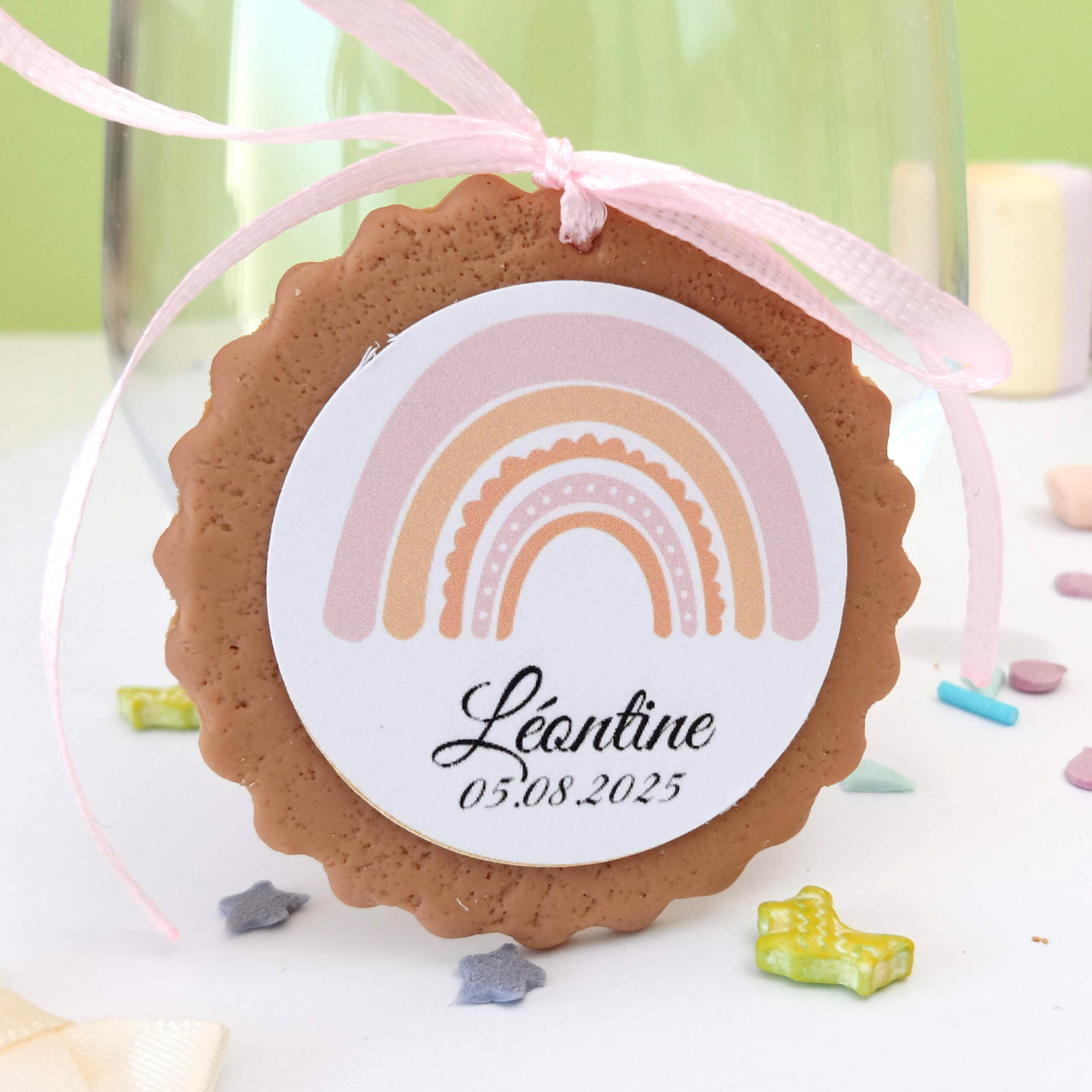 biscuit-personnalise-prenom-naissance-theme-arc-en-ciel-rose-fille