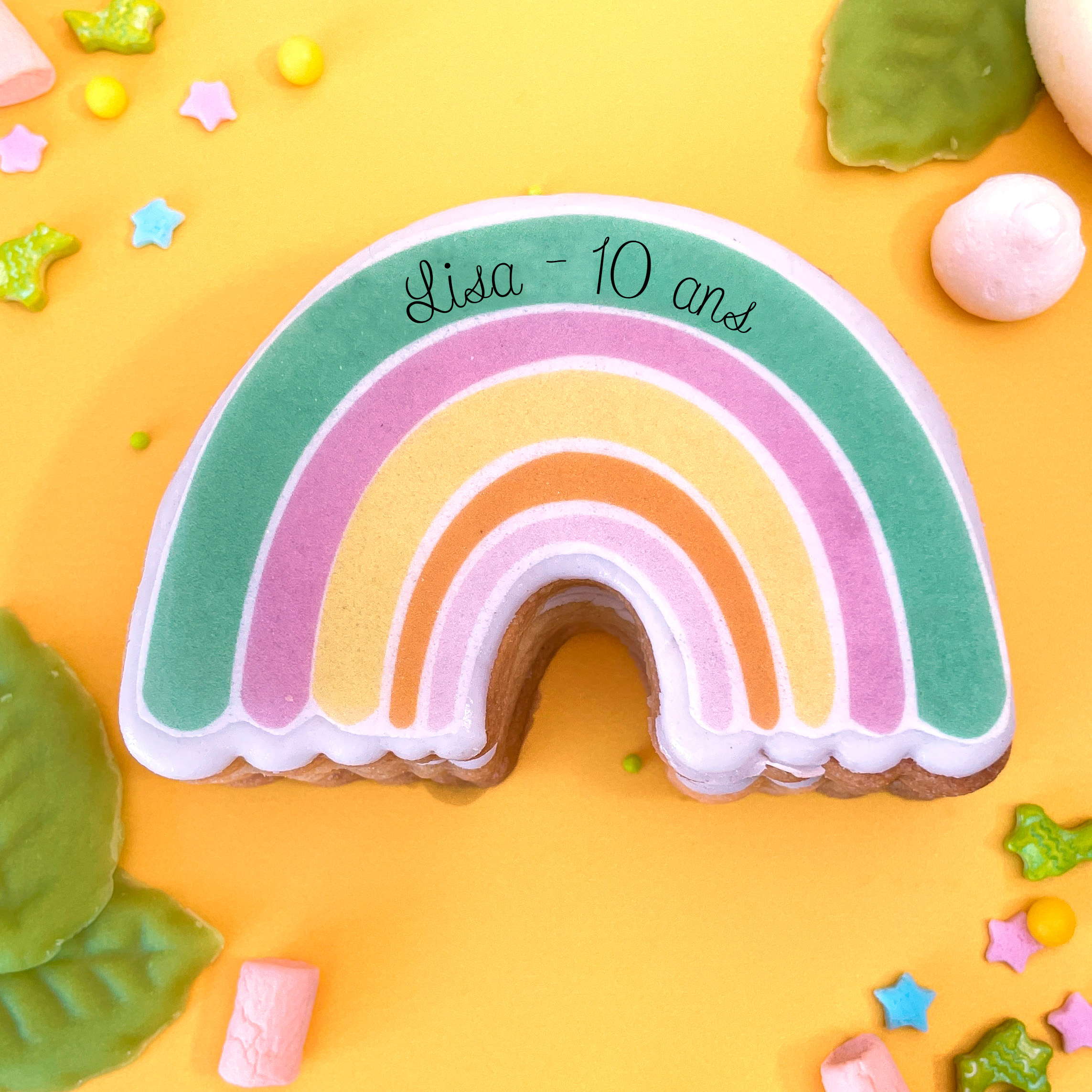 biscuit-personnalisé-theme-arc-en-ciel-pour-anniversaire-enfant-coloré