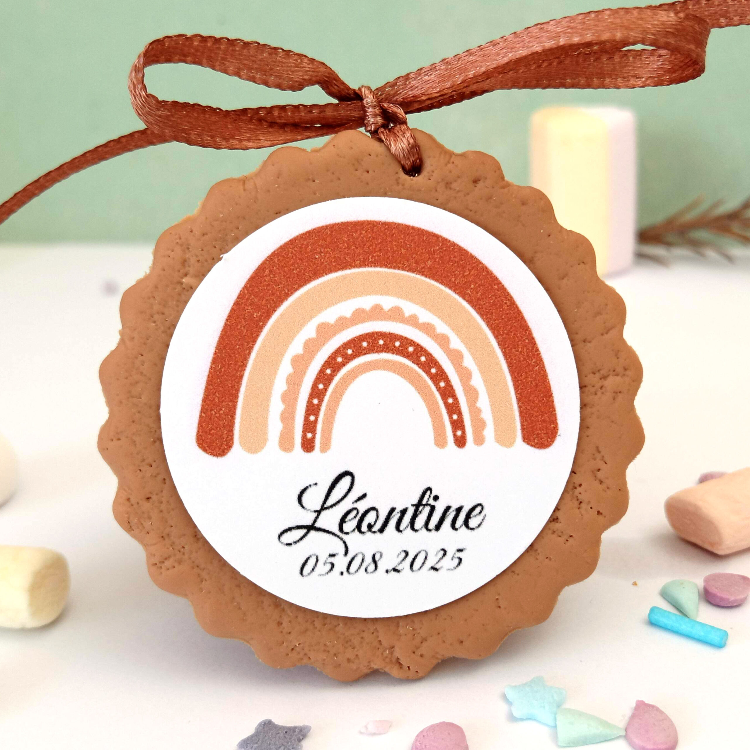 cadeau-invite-bapteme-biscuit-personnalise-arc-en-ciel-terracota