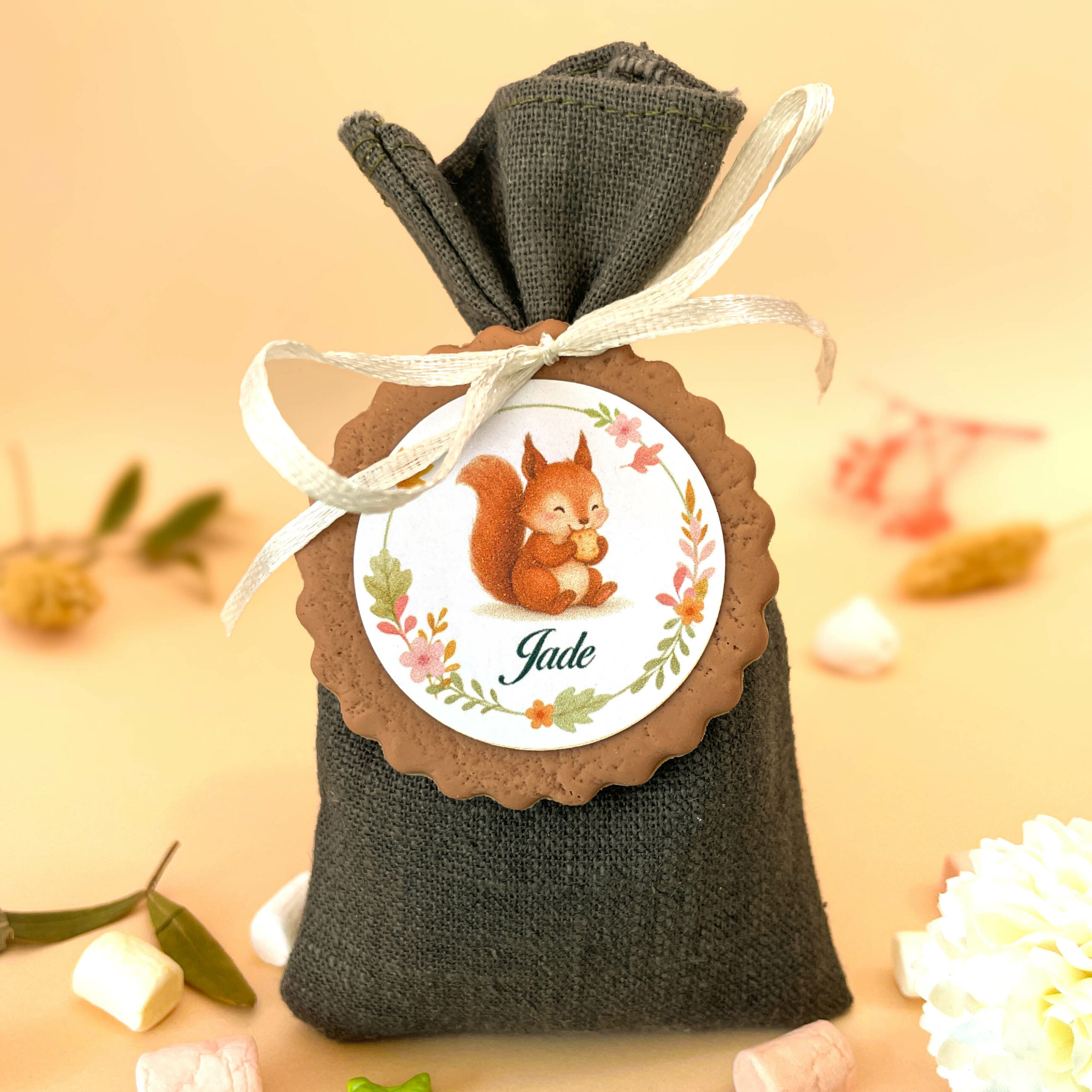 Poncho-pour-dragees-pour bapteme-theme-nature-animaux-de-la-foret-ecureuil-tissu-lin-vert-olive