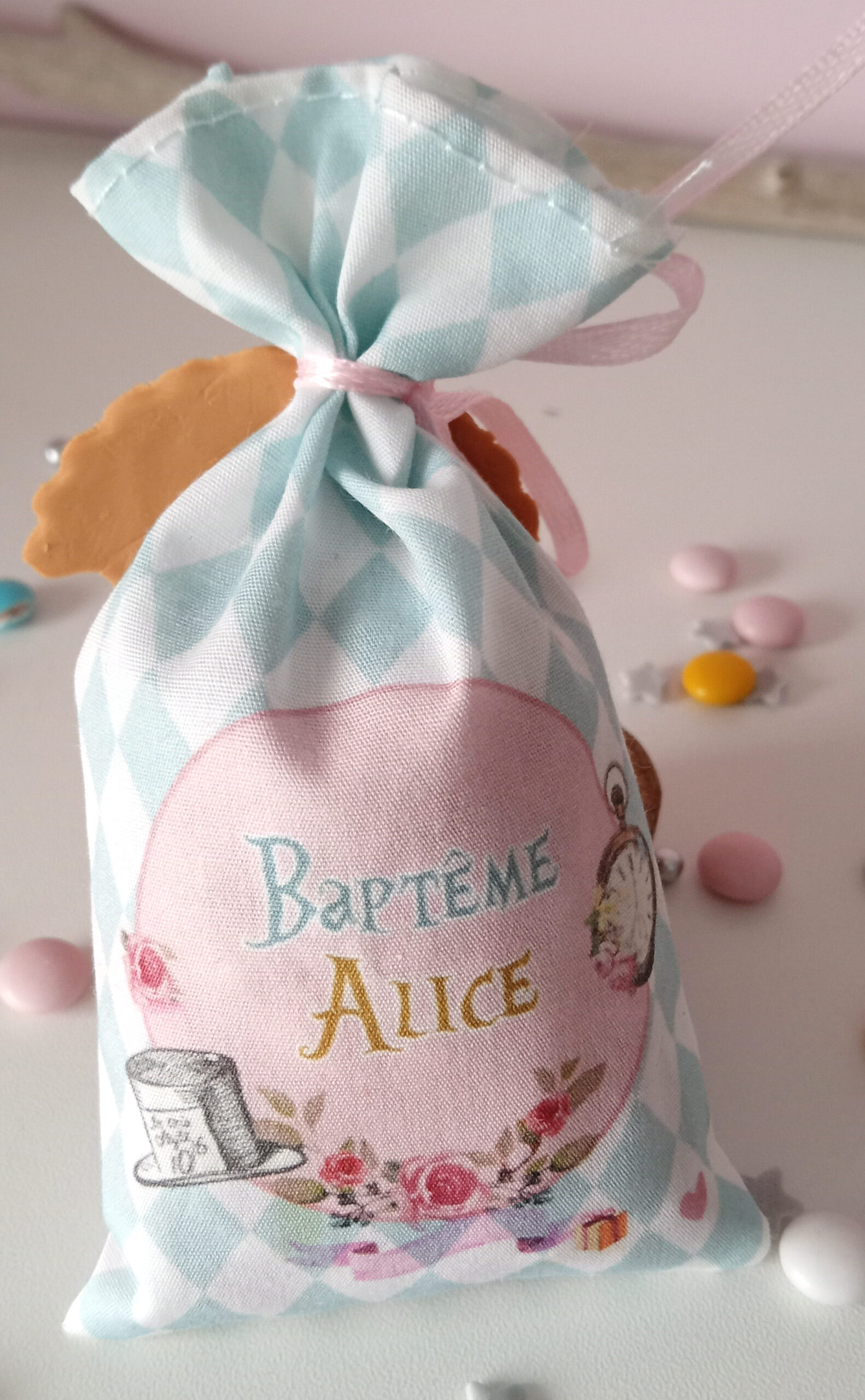 ballotin-dragee-alice-pays-merveille-personnalise-bapteme