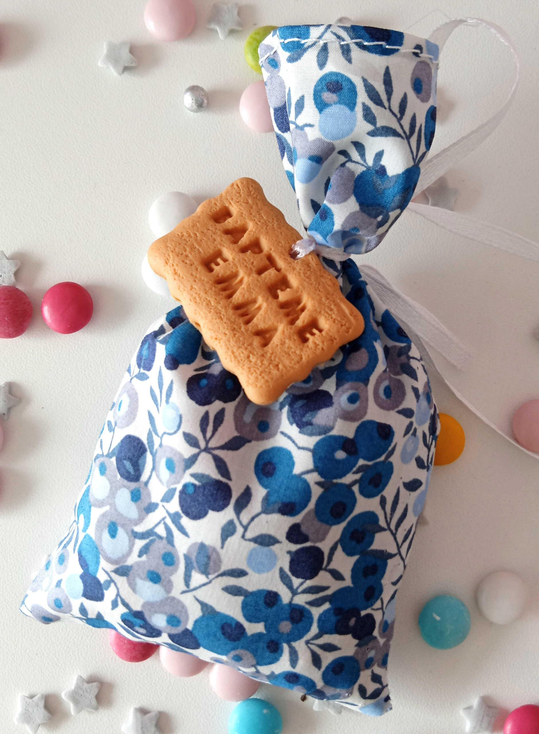 Sachet pour dragées, tissu « liberty Eloise bleu », avec biscuit décoratif personnalisé