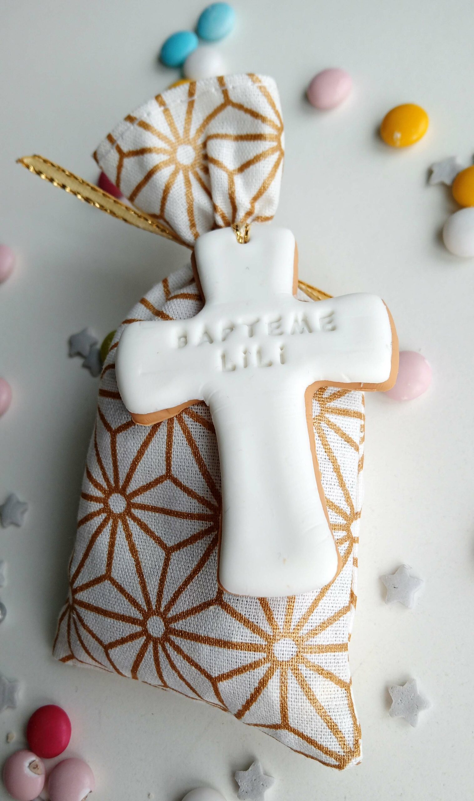 sachet-dragees-croix-bapteme-communion-personnalise-blanc-or