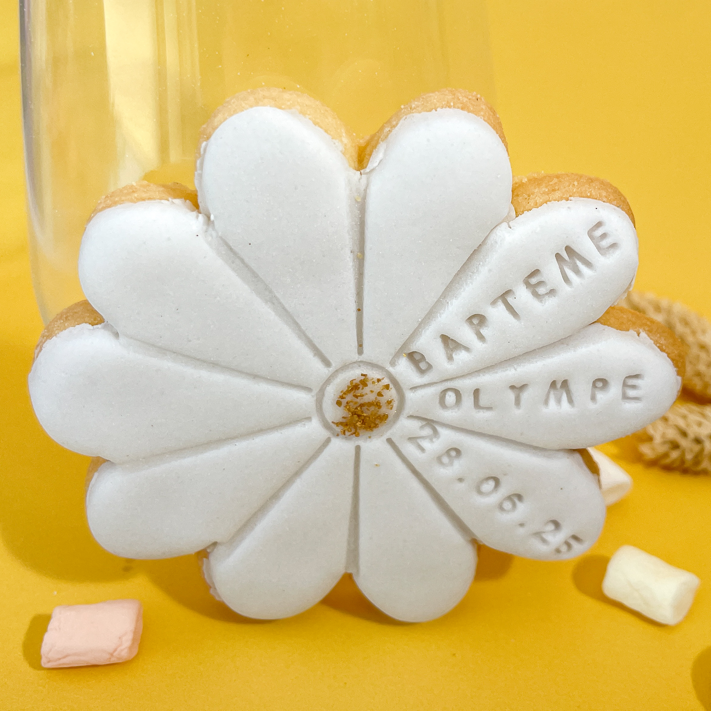biscuit-forme-marguerite-a-offrir-pour-un-bapteme-fleuri