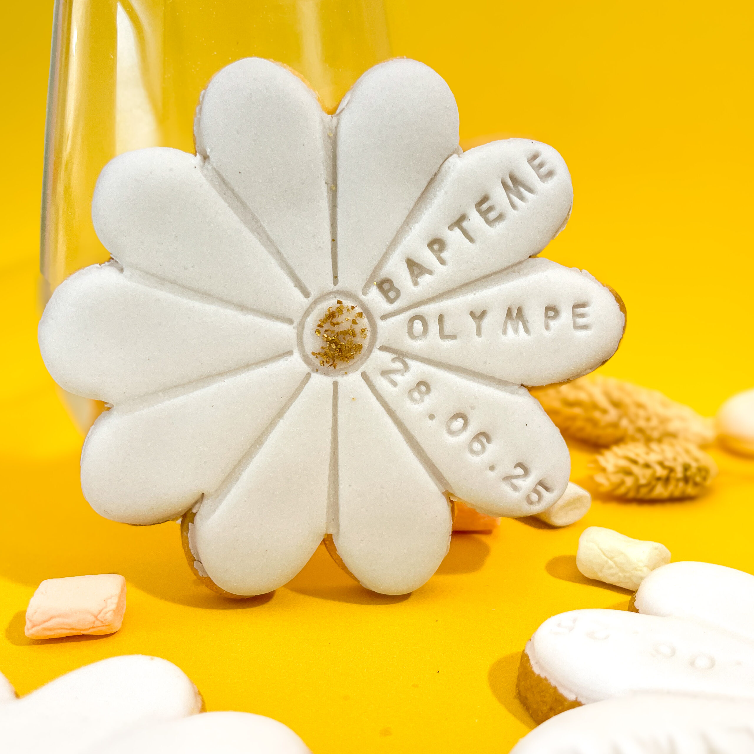 biscuit-forme-marguerite-pour-offrir-a-un-bapteme-theme-floral