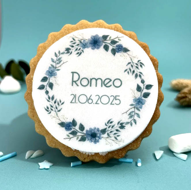 biscuit-sable-couronne-de-fleur-bleue-personnalise-pour-bapteme-cadeau-invite