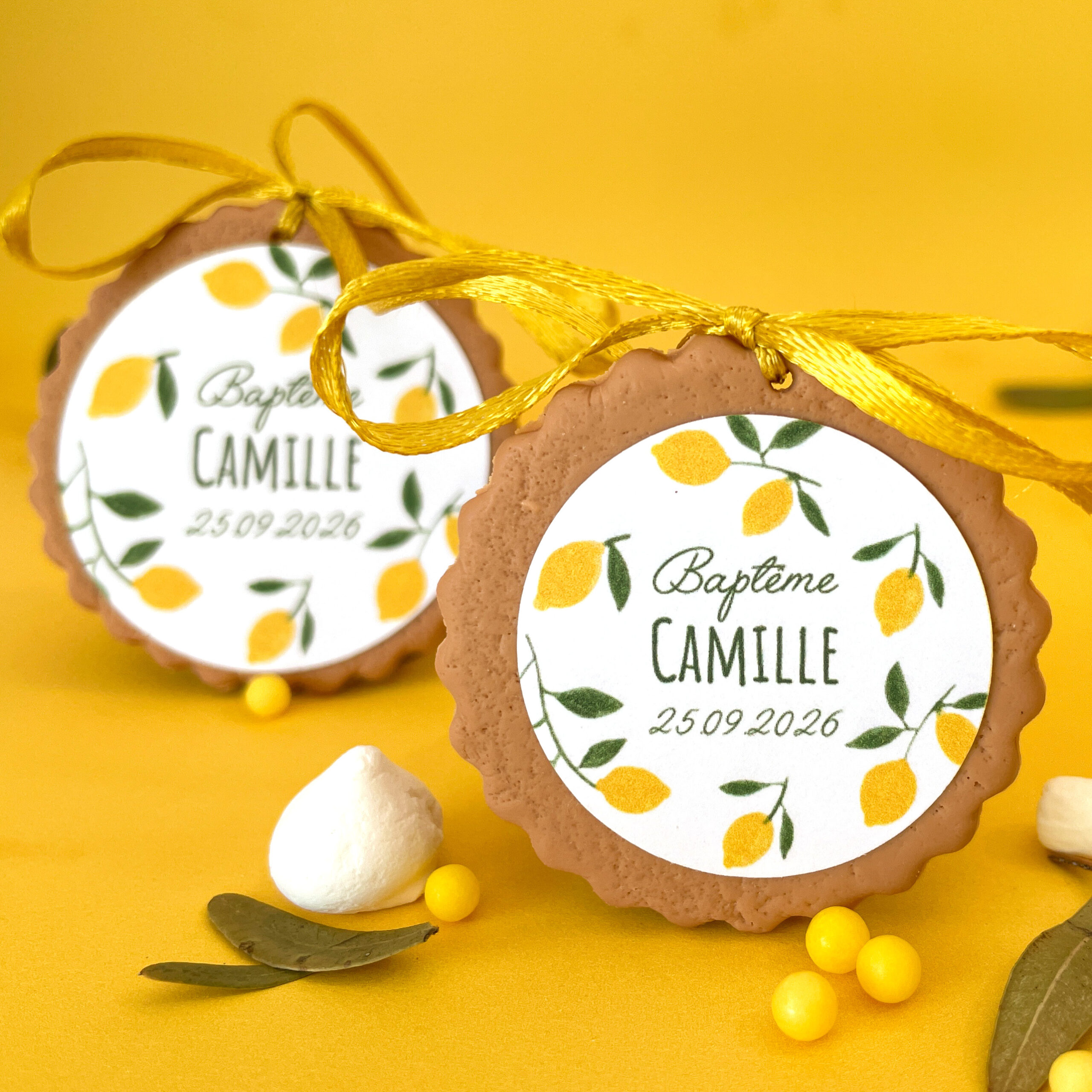 etiquette-dragees-theme-citron-jaune-et-blanc-pour-bapteme-en-ete-nature-frais-lumineux