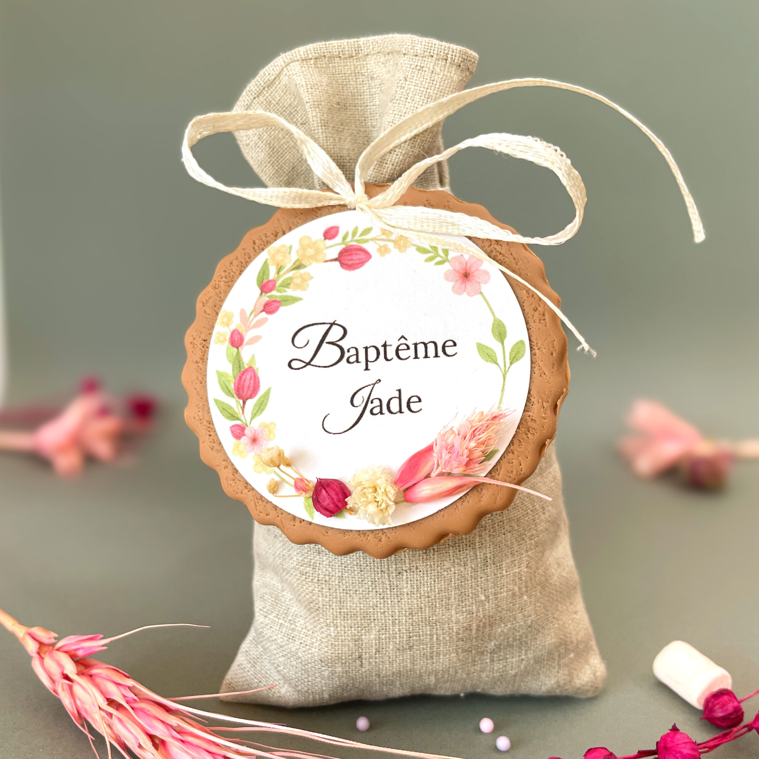 sachet-de-dragees-en-lin-pour-bapteme-theme-nature-couronne-de-fleru-rose-elegante-et-delicate-pour-fille