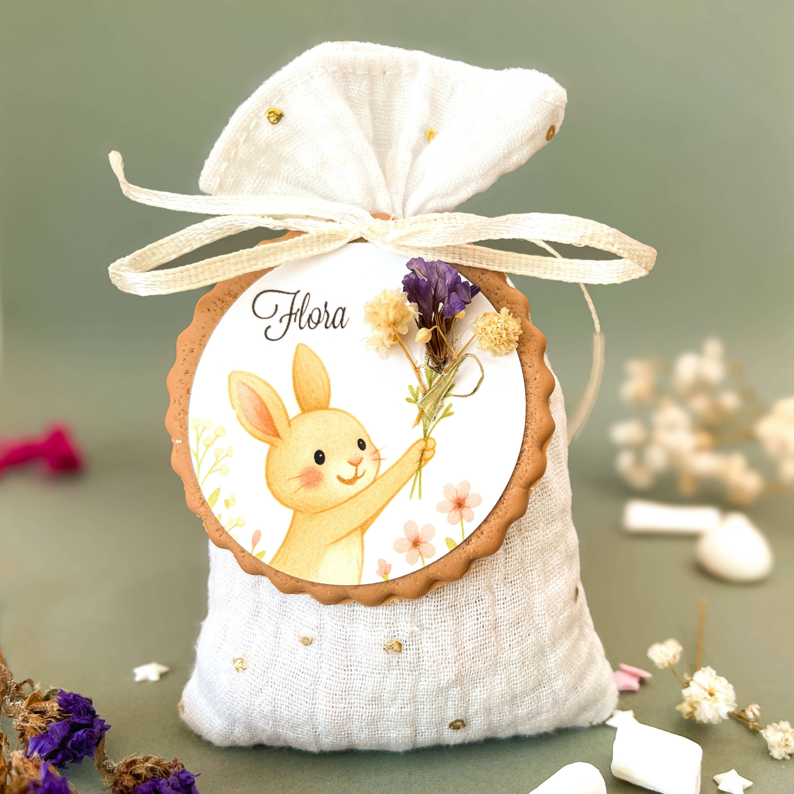 sachet-de-dragees-en-tissu-double-gaze-blanc-et-or-pour-bapteme-theme-nature-petit-lapin-avec-bouquet-en-fleur-seche-ton-bleu-violet-mixte