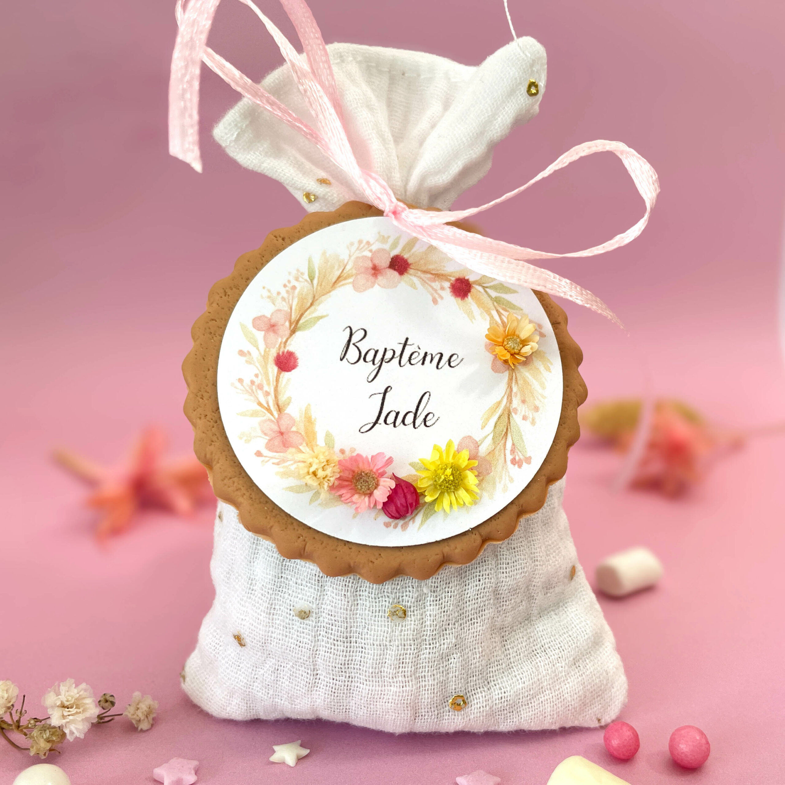 ballotin-de-dragees-pour-bapteme-tissu-double-gaze-blanc-avec-fleur-douce-sechees-et-biscuit-personnalise