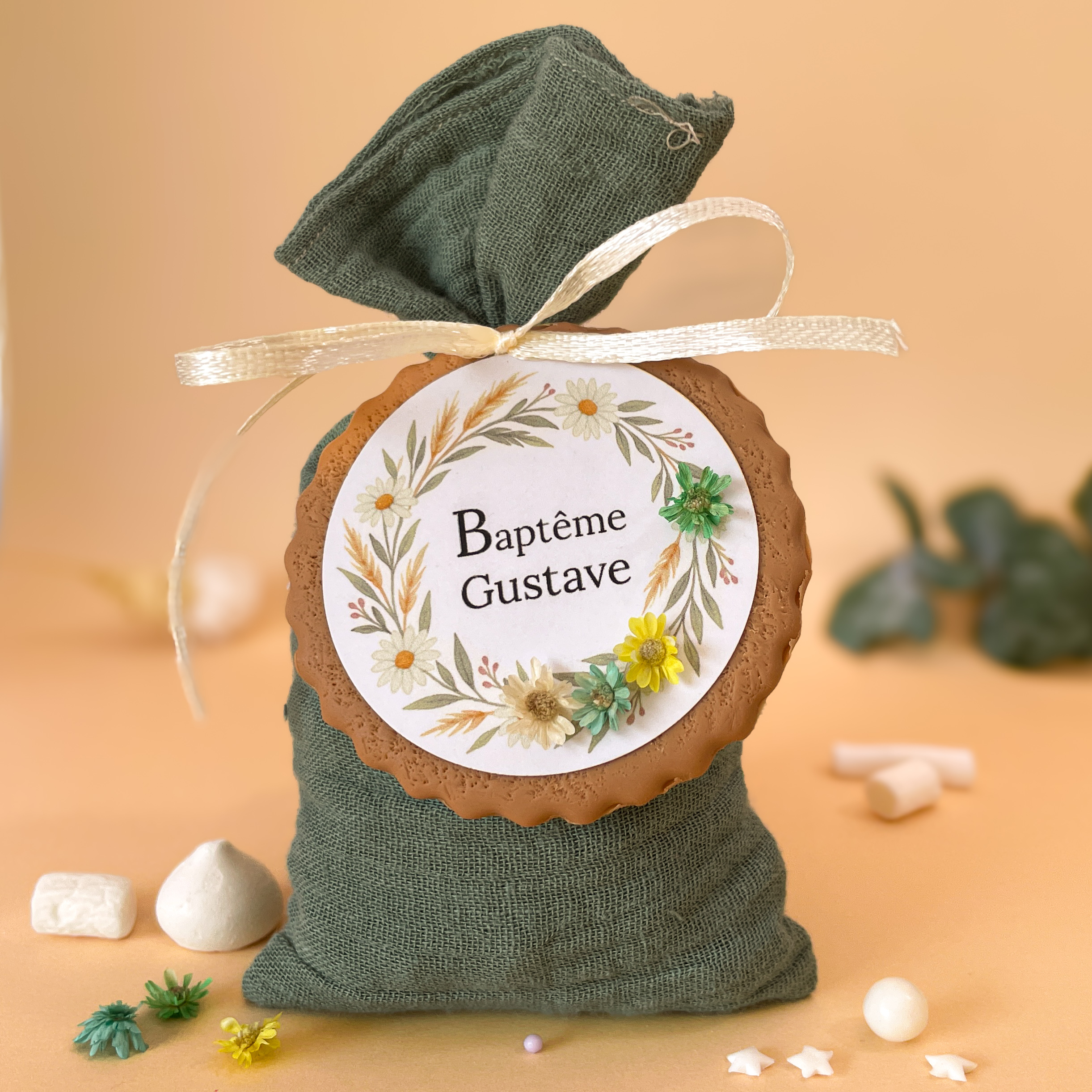 ballotin-dragees-cadeau-invite-pour-bapteme-theme-nature-vert-petit-marguerite-en-en-fleur-seche