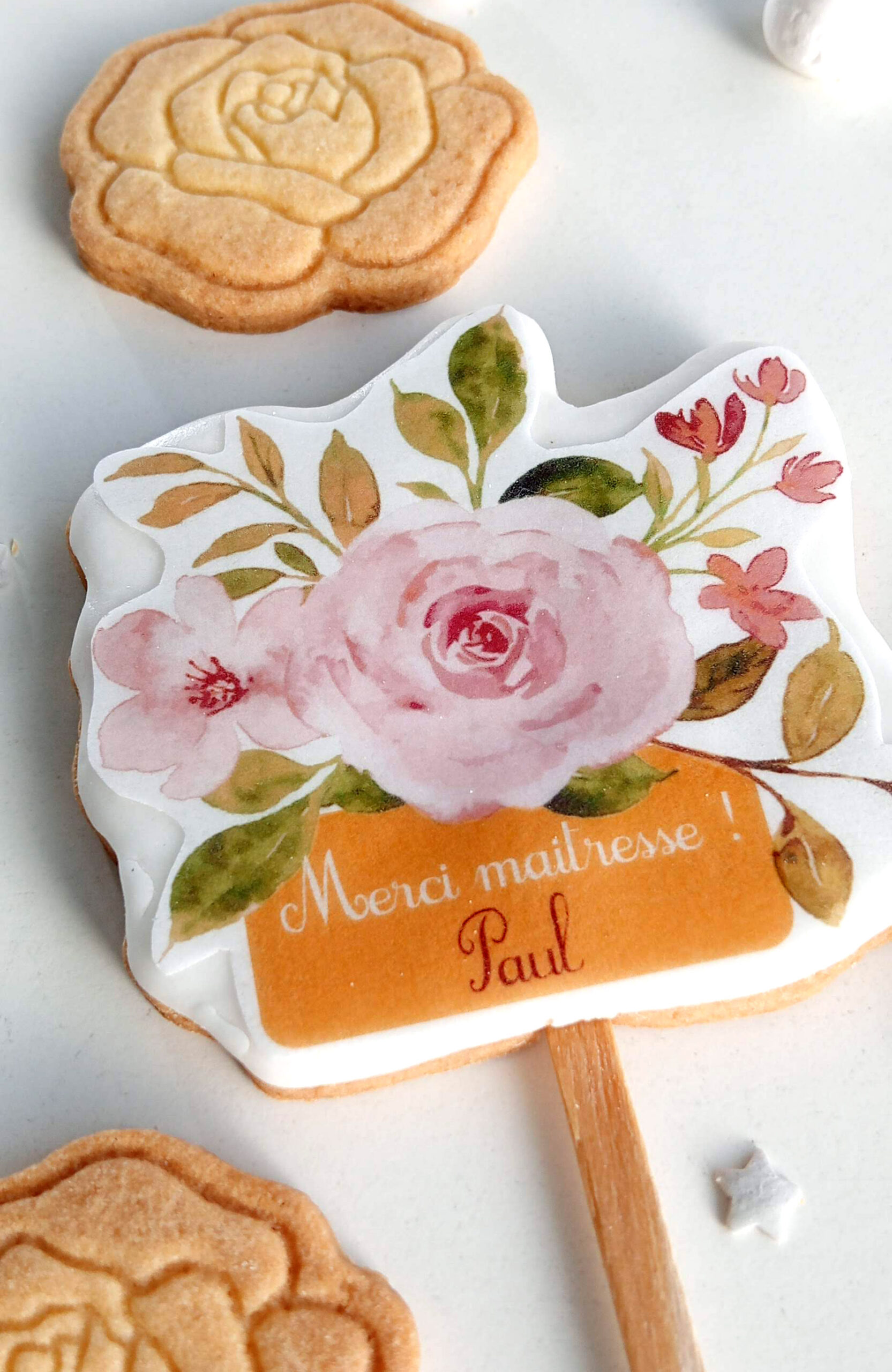 biscuit-cadeau-maitresse-fin-annee-personnalise-gourmand-bouquet-biscuit-rose-fleur-manger