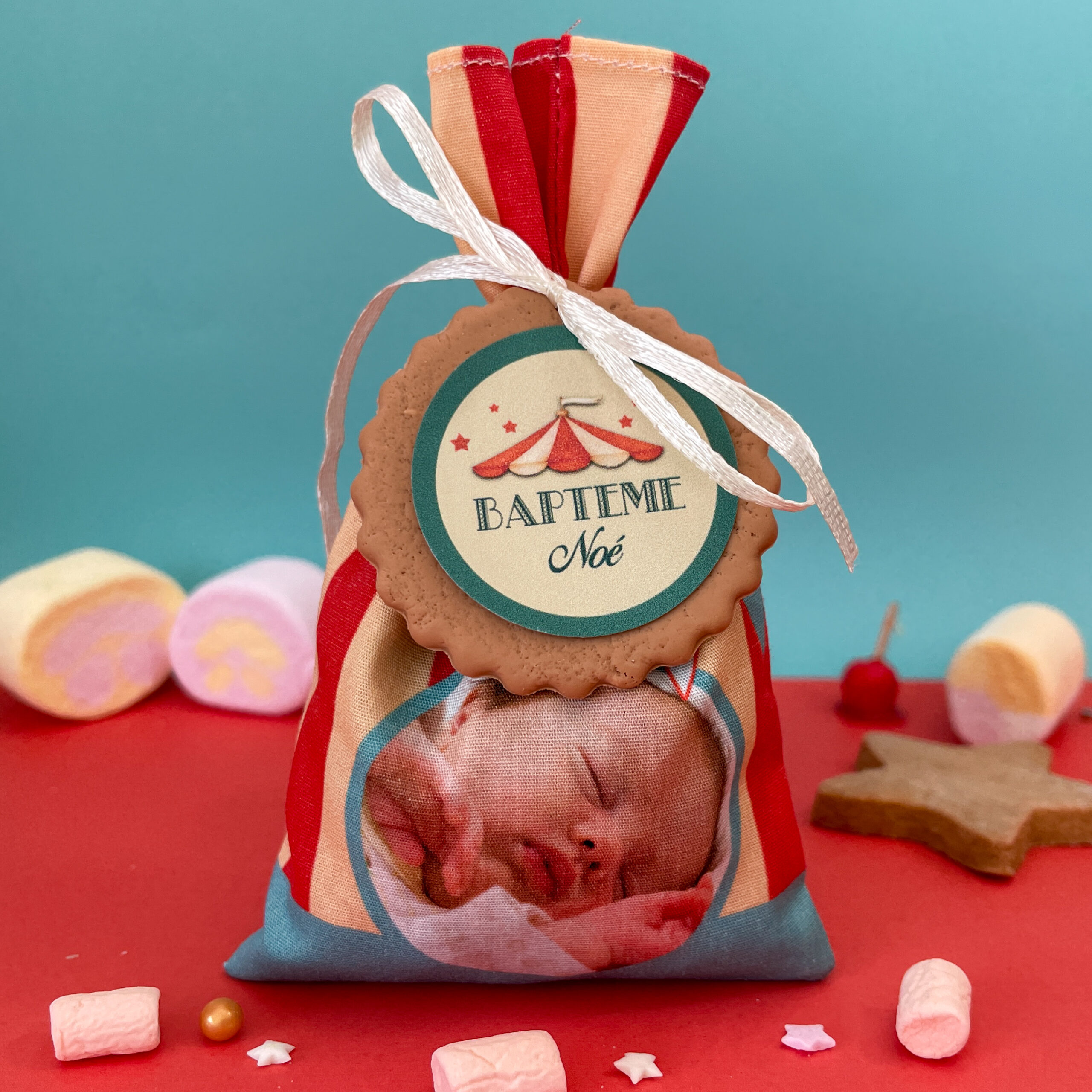 cadeau--invite-bapteme-théme-cirque-ballotin-pour-dragees-vintage-rouge-et-bleu-avec-biscuit-chapiteau