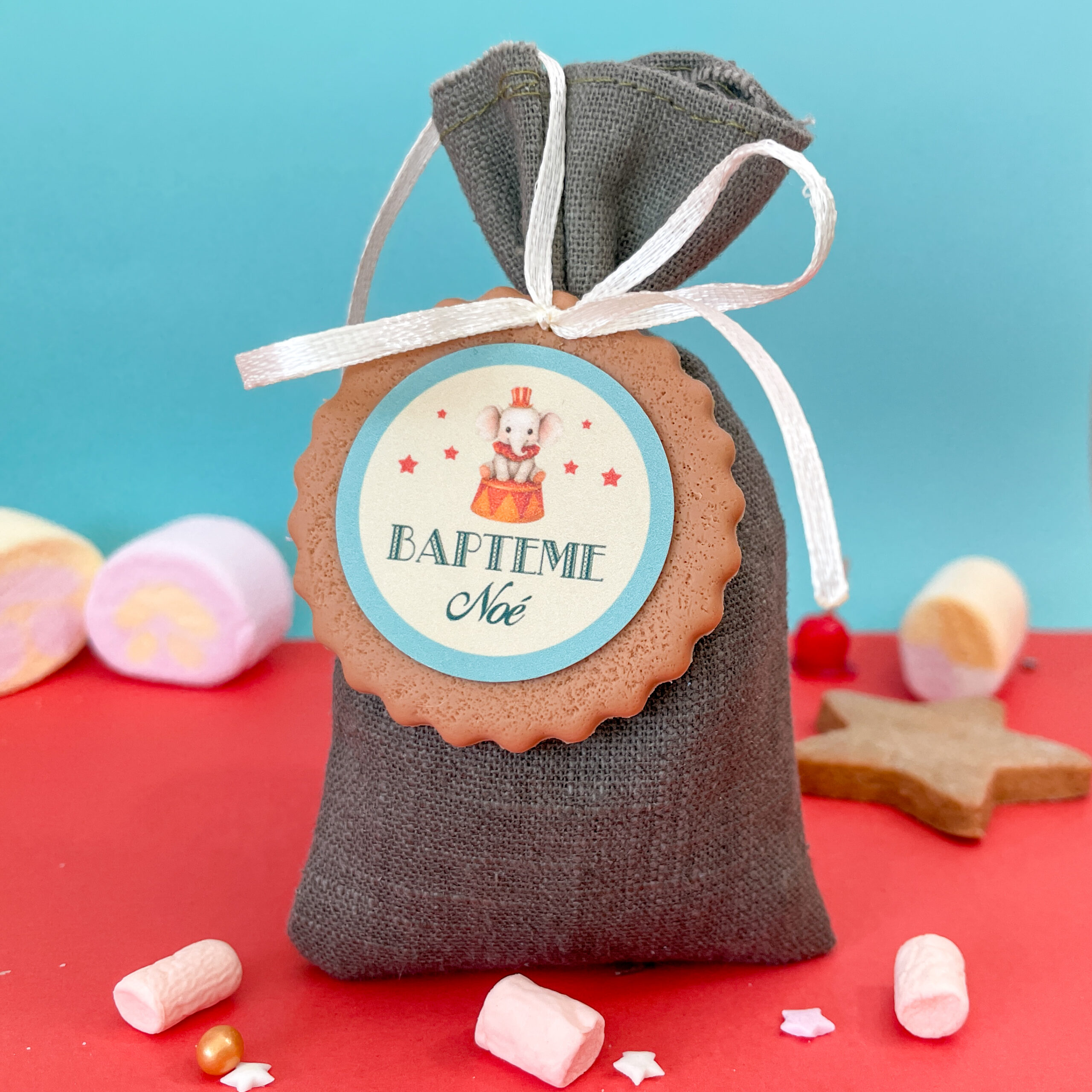 cadeau--invite-original-bapteme-theme-cirque-ballotin-pour-dragees-en-tissu-vert-olive-avec-biscuit-elephant