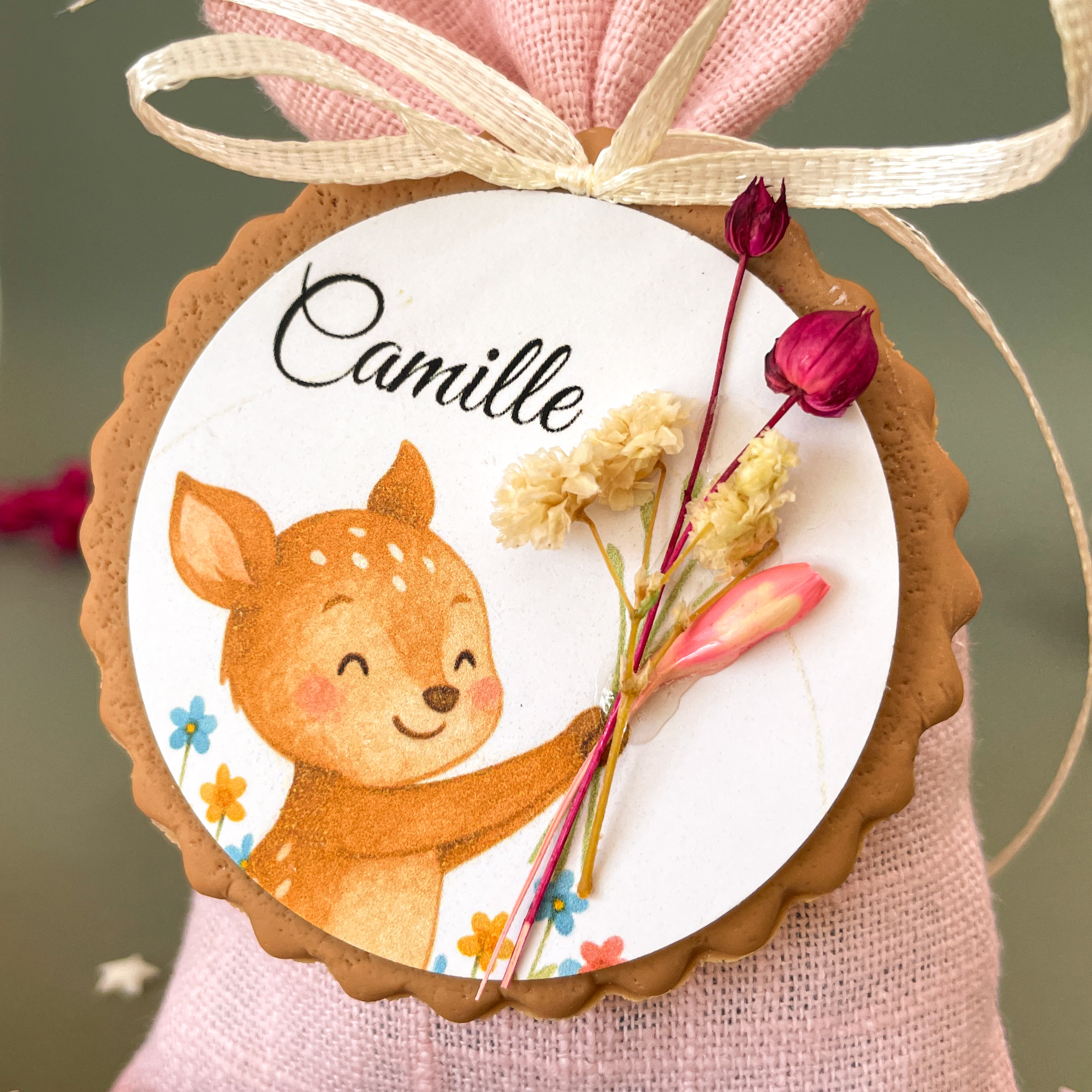 etiquette-pour-boite-drahees-personnalise-avec-faon-qui-tend-un-bouquet-de-fleur