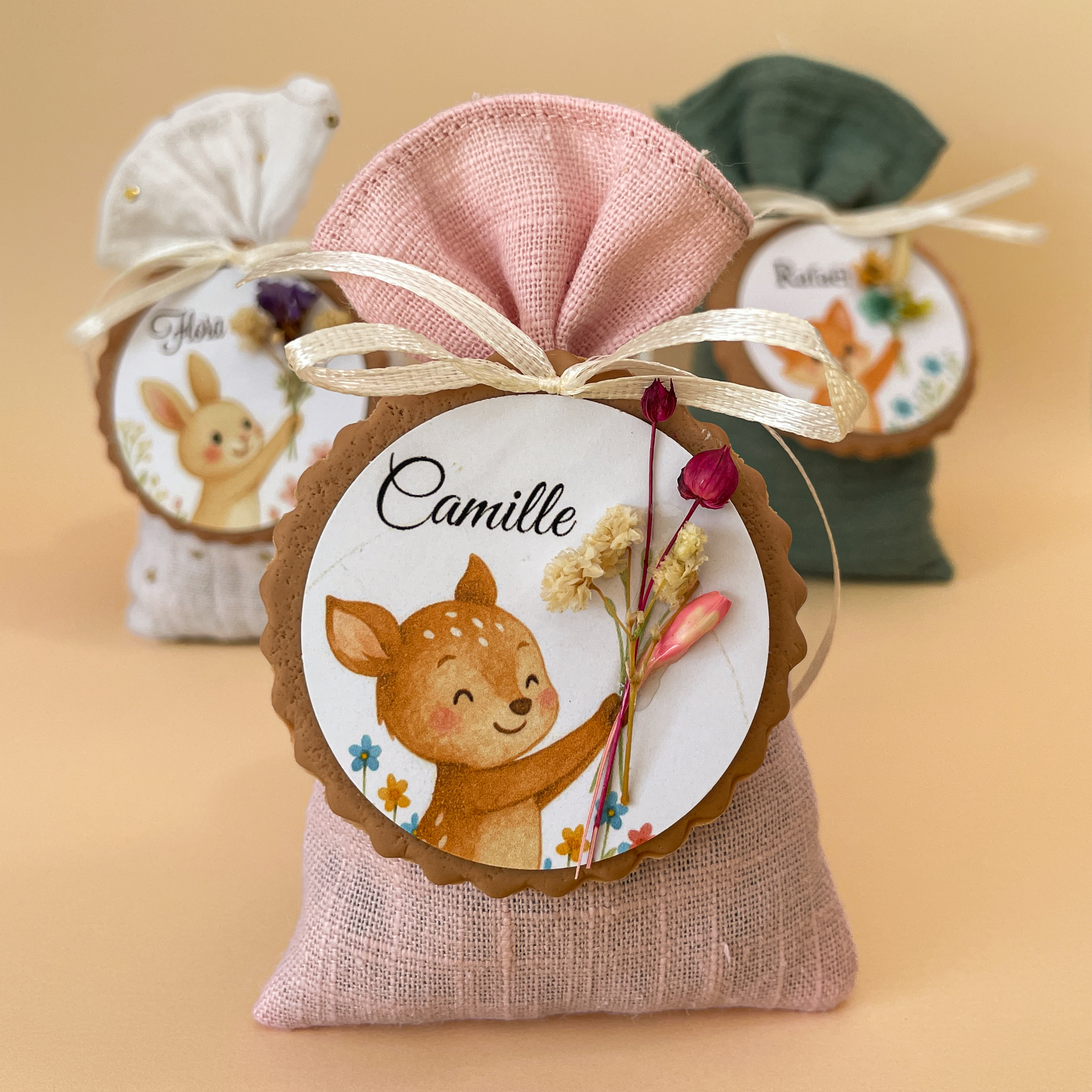idee-de-poncho-de-dragees-pour-bapteme-animaux-avecfleur-secher-doux--et-tendre