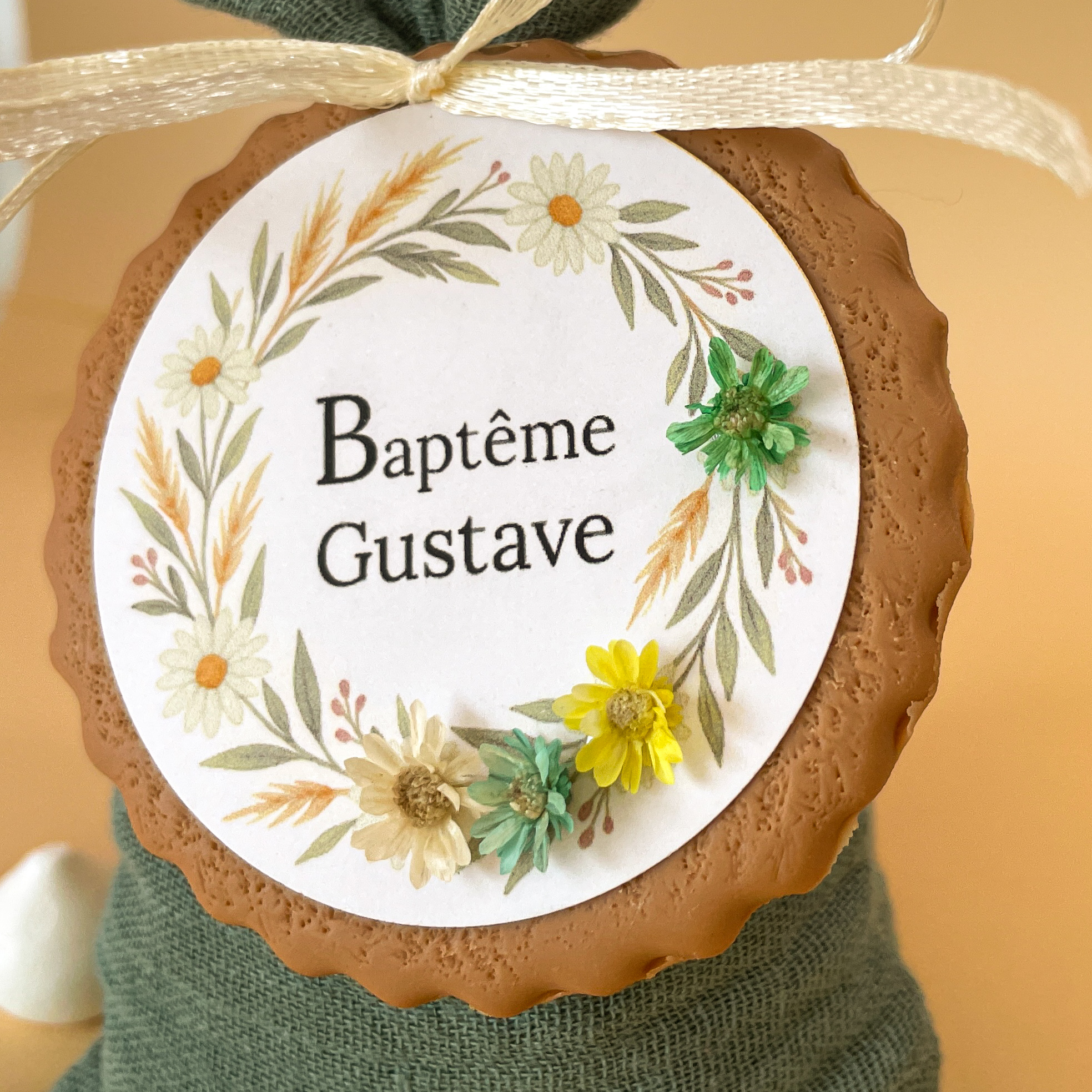 medaillon-personnalise-decoratif-pour-bapteme-theme-nature-vert-petite-marguerite-en-en-fleur-seche