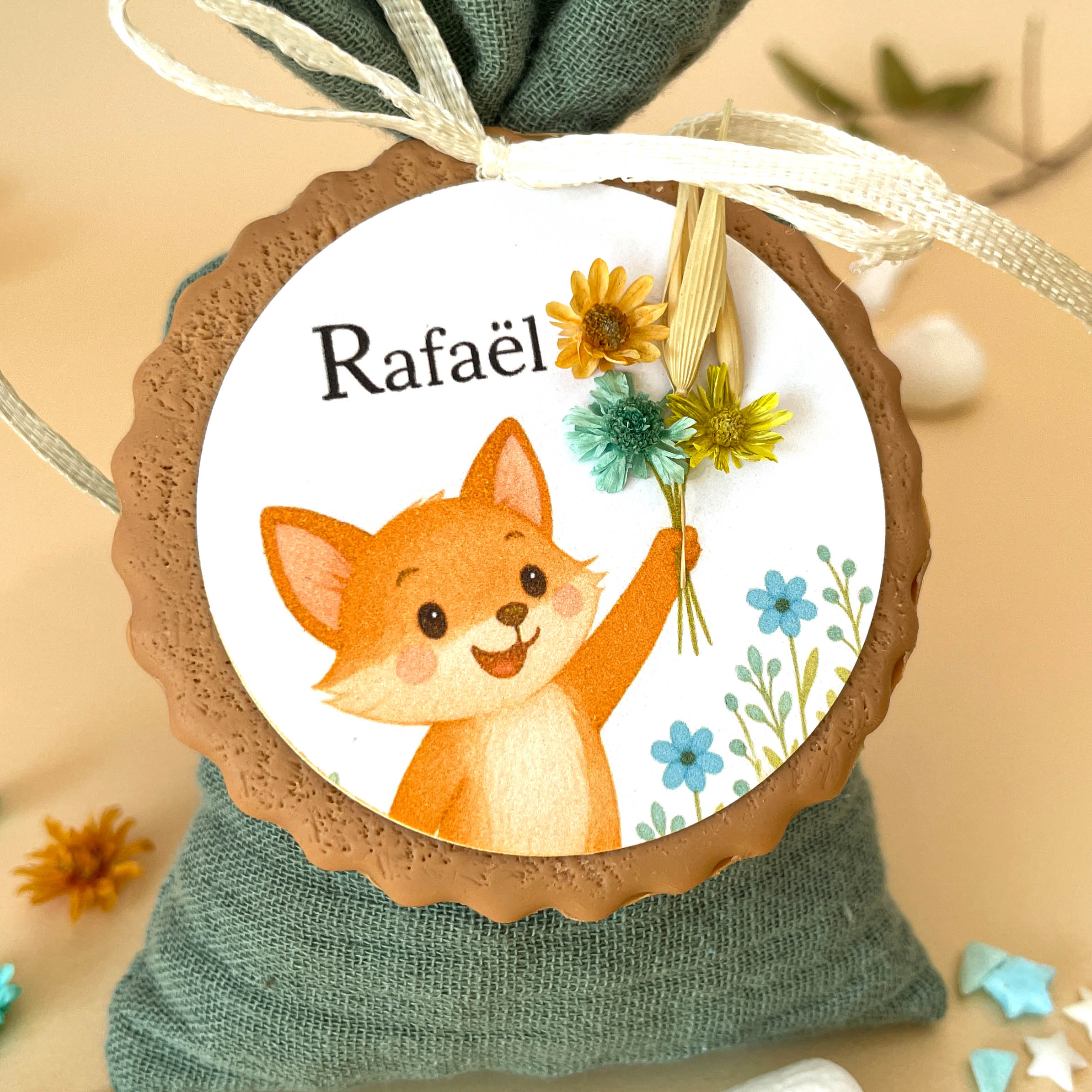 sachet-de-dragees-en-tissu-double-gaze-pour-bapteme-theme-nature-petit-renard-avec-bouquet-en-fleur-seche-ton-orange-bleu-mixte
