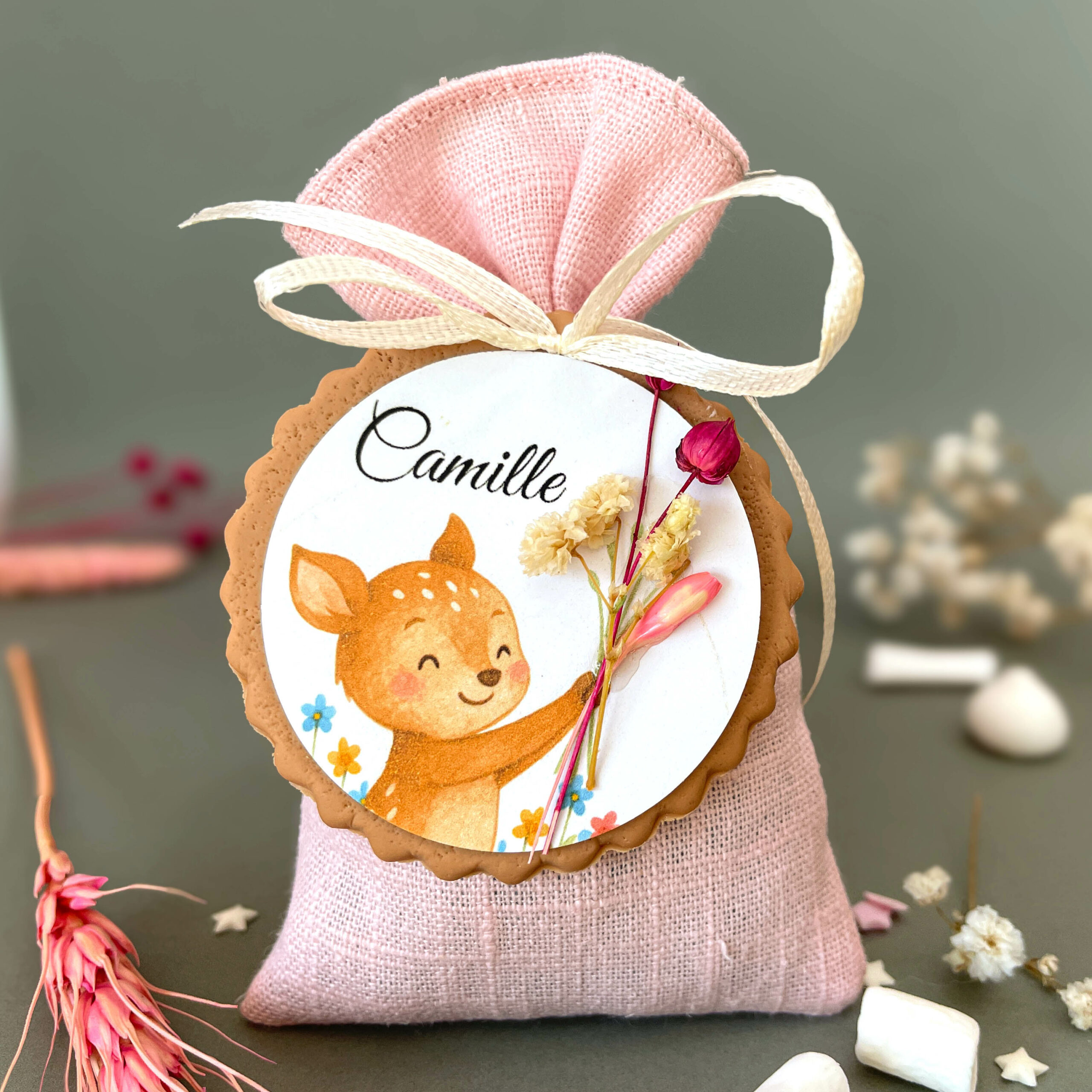 sachet-de-dragees-en-tissu-lin-rose-pour-bapteme-theme-nature-animaux-petit-faon-cerf-avec-bouquet-en-fleur-seche-