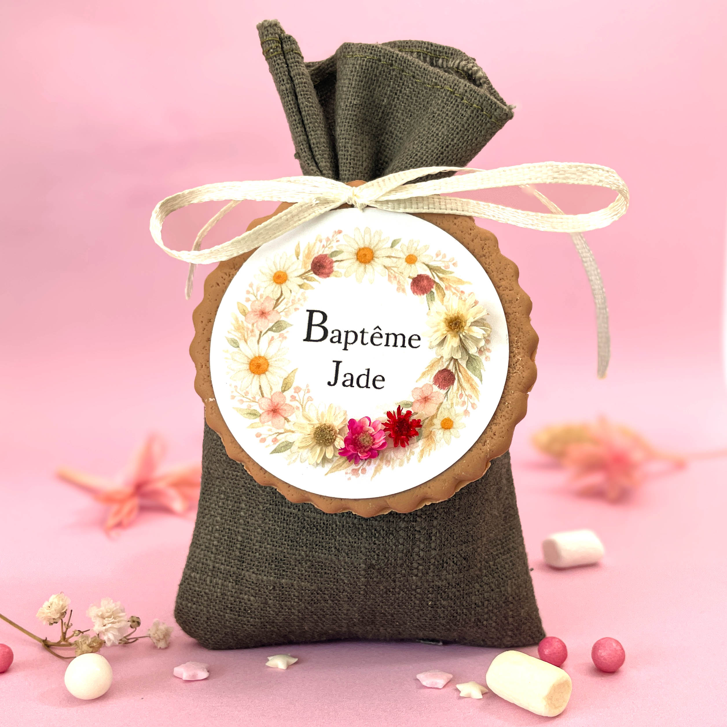 sachet-dragees-pour-bapteme-couleur-vert-olive-avec-fleur-marguerite-rose-blanche-sechees-et-biscuit-personnalise
