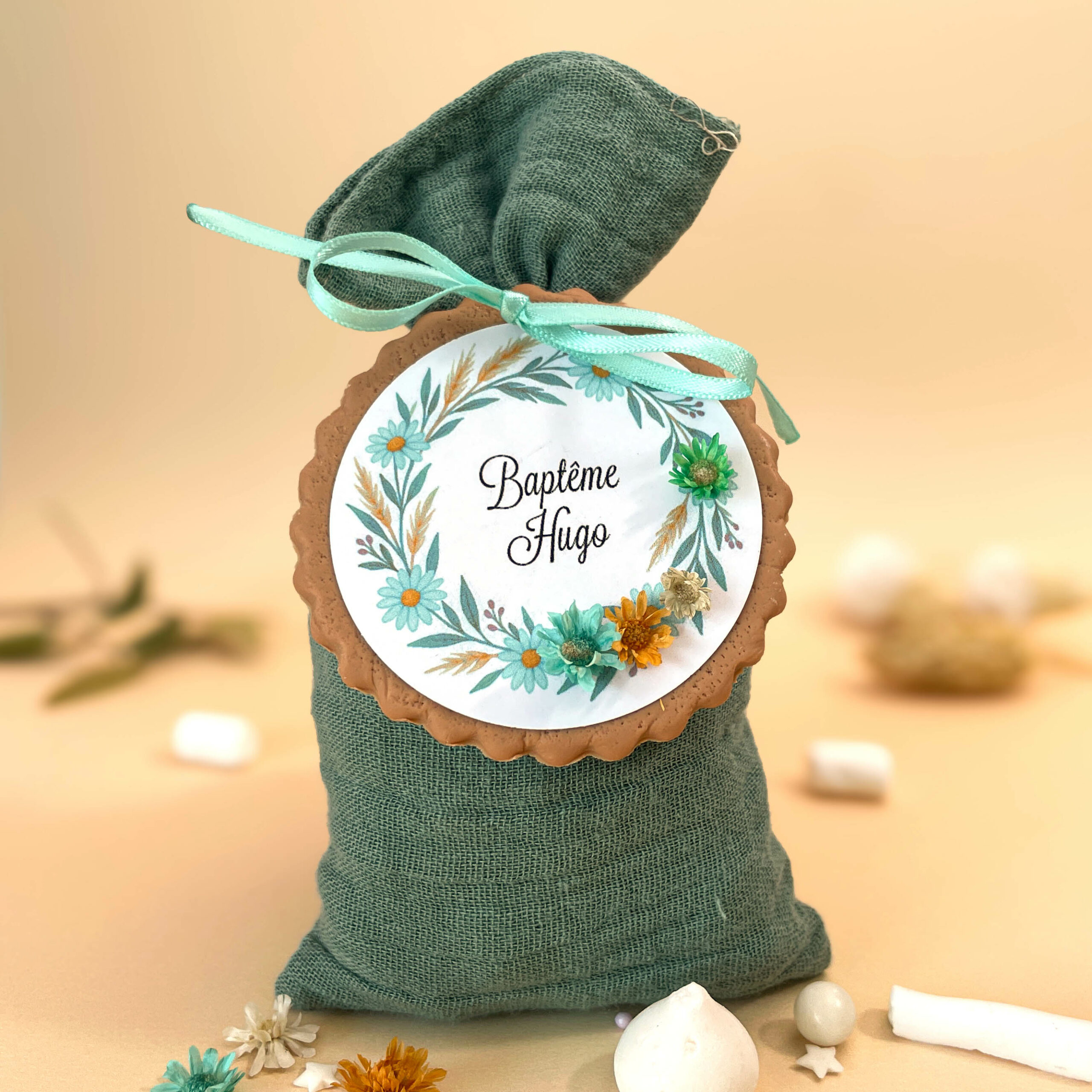 sachet-dragees-pour-bapteme-couleur-vert-olive-avec-fleur-sechees-et-biscuit-personnalise