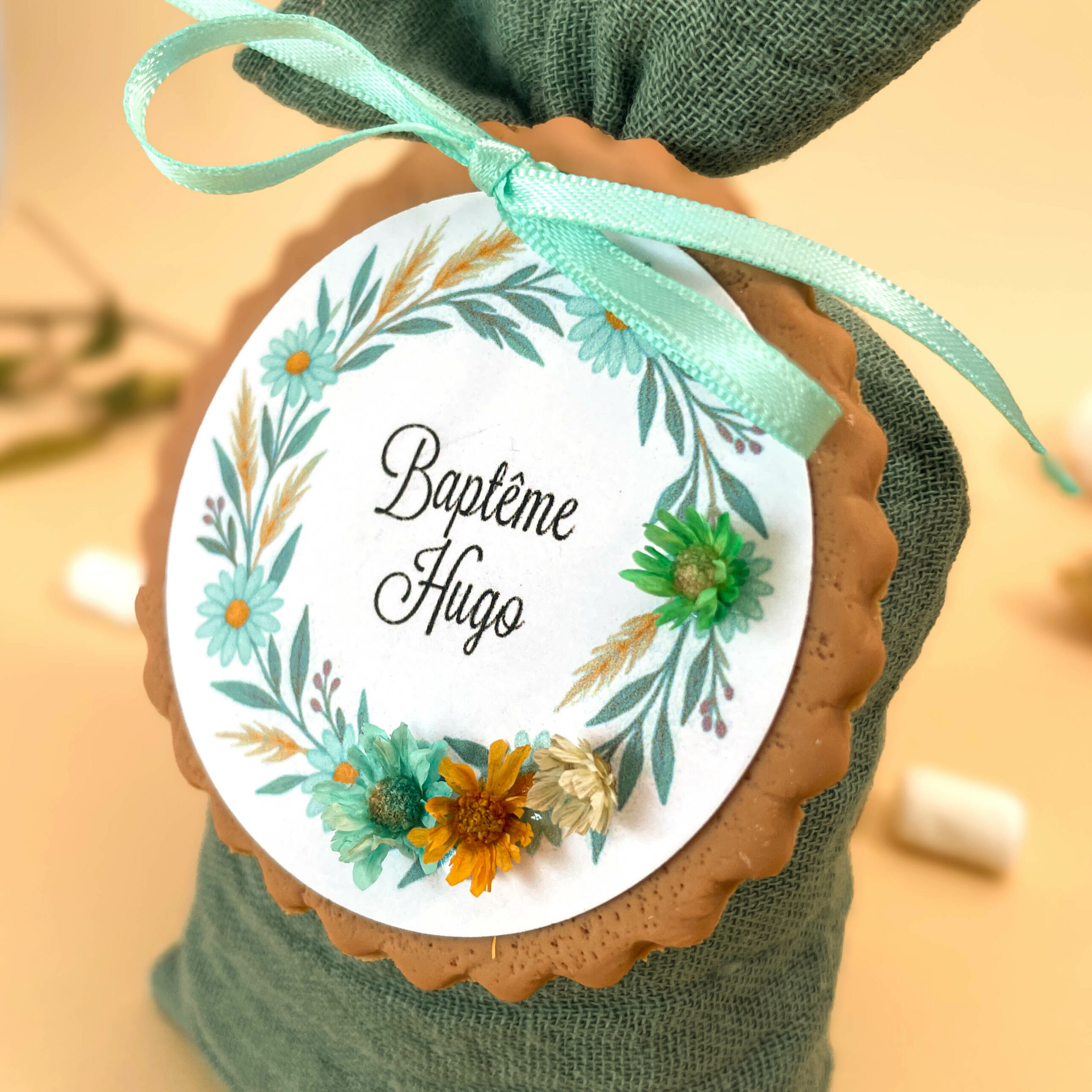sachet-dragees-pour-bapteme-couleur-vert-olive-avec-medaillon-fleur-sechees-et-theme-gourmandise