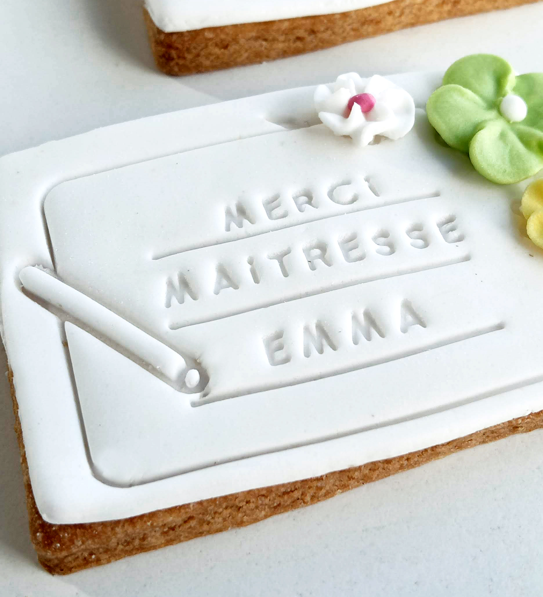 biscuit-maitresse-ardoise-fleuri-fin-annee