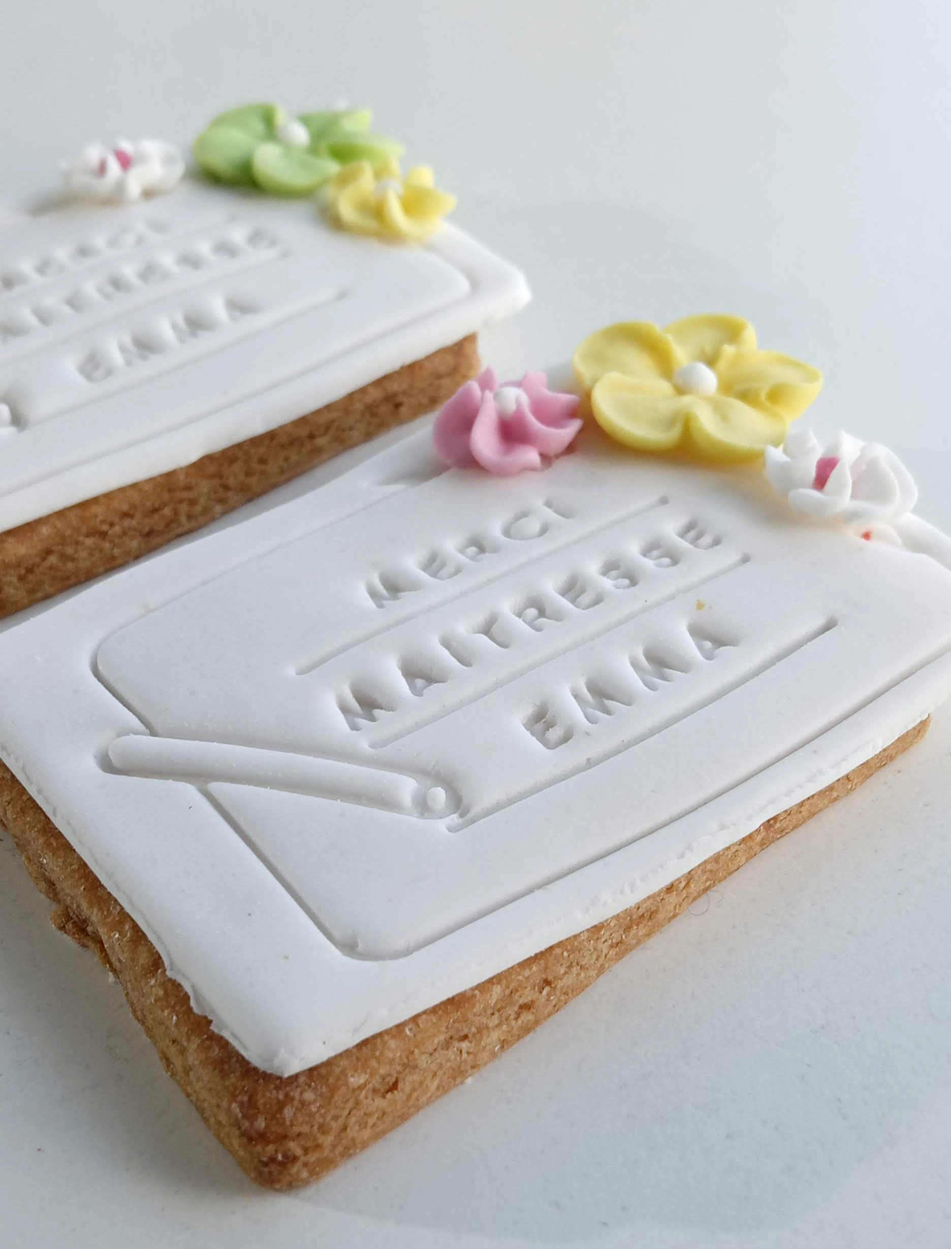 biscuit-personnalise-maitresse-fleur-ardoise