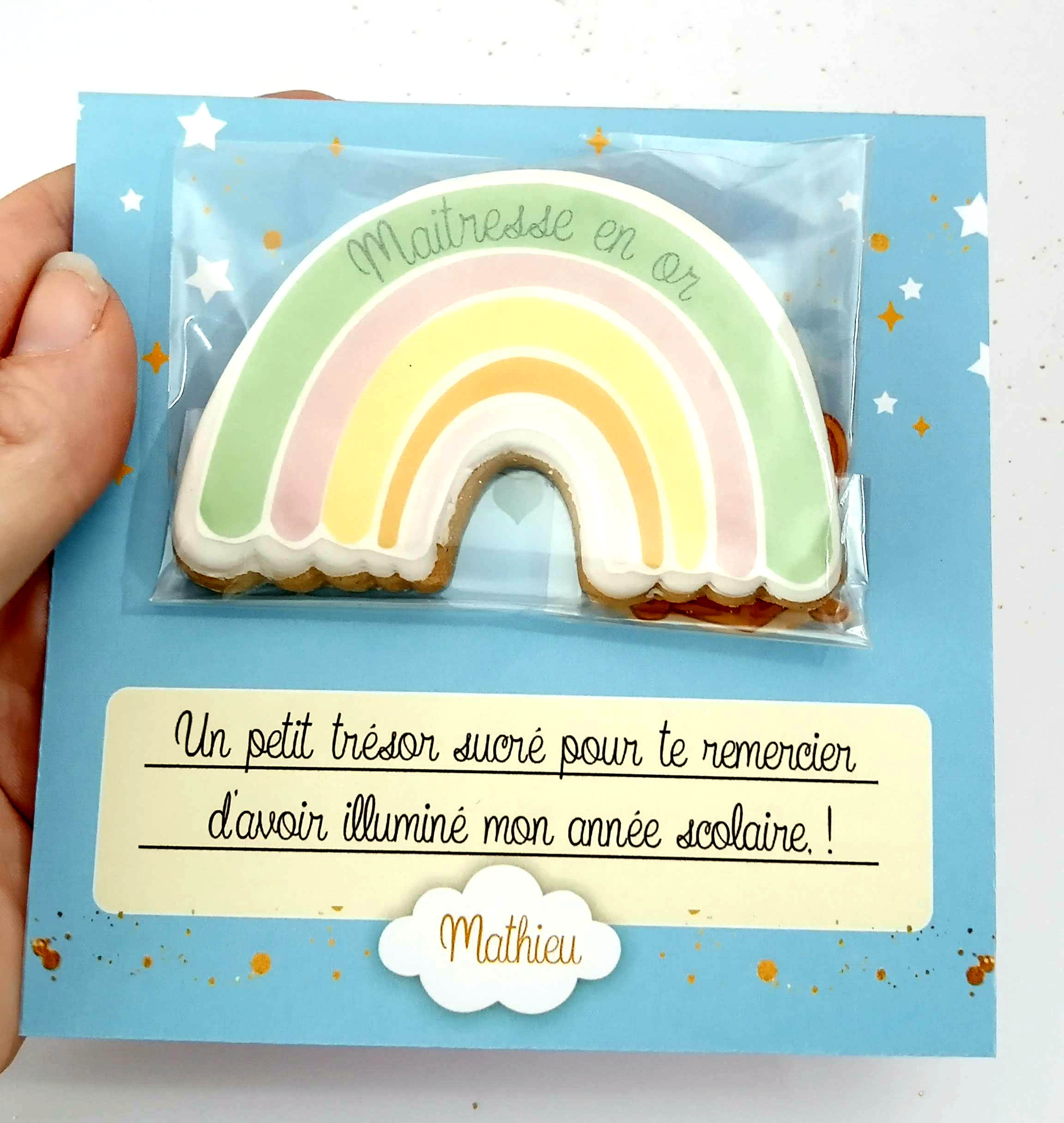 biscuit-maitresse-carte-remerciement-arc-en-ciel-en-or