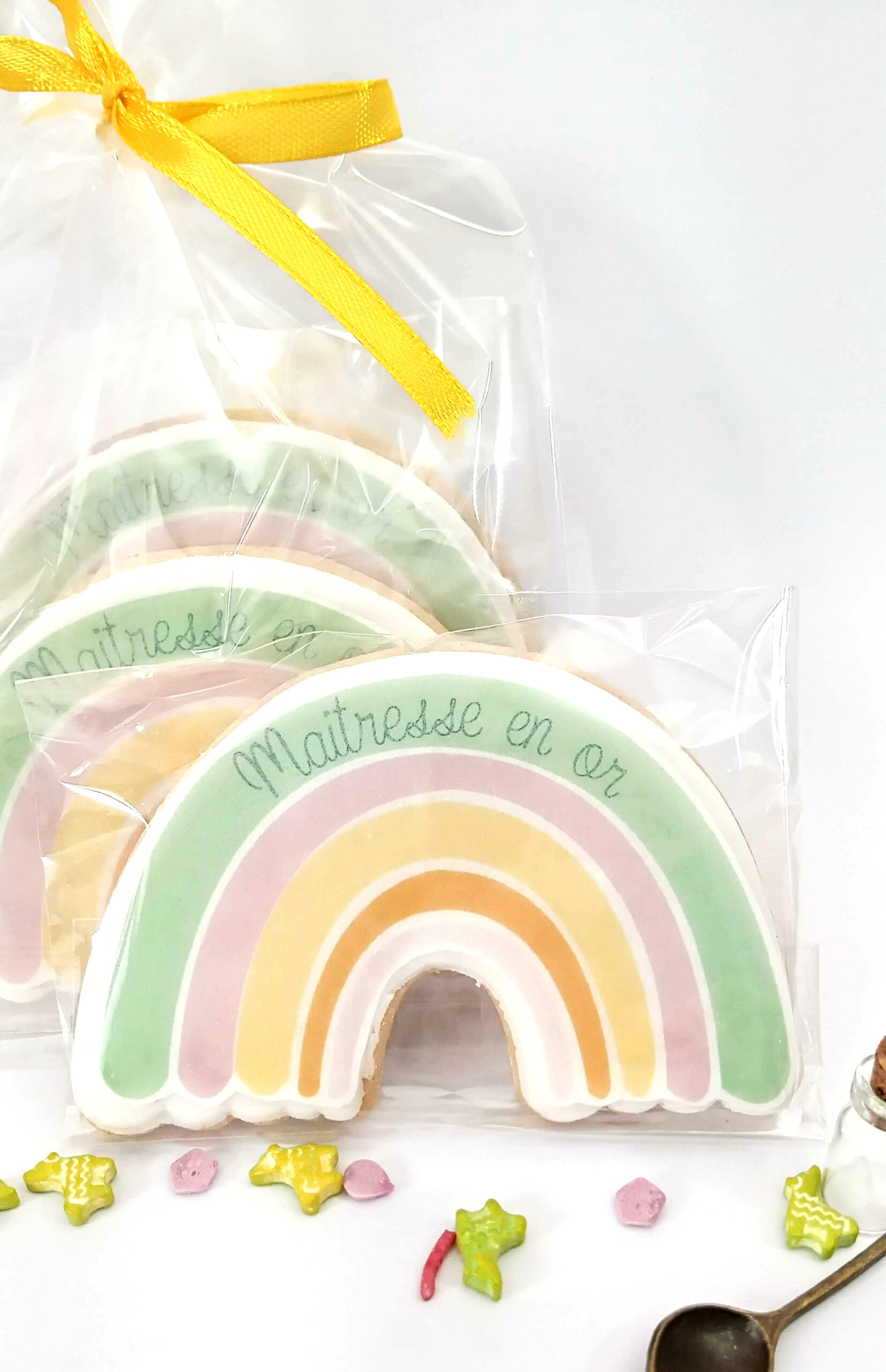 biscuit-arc-en-ciel-cadeau-maitresse-en-or-personnalise-colore-original