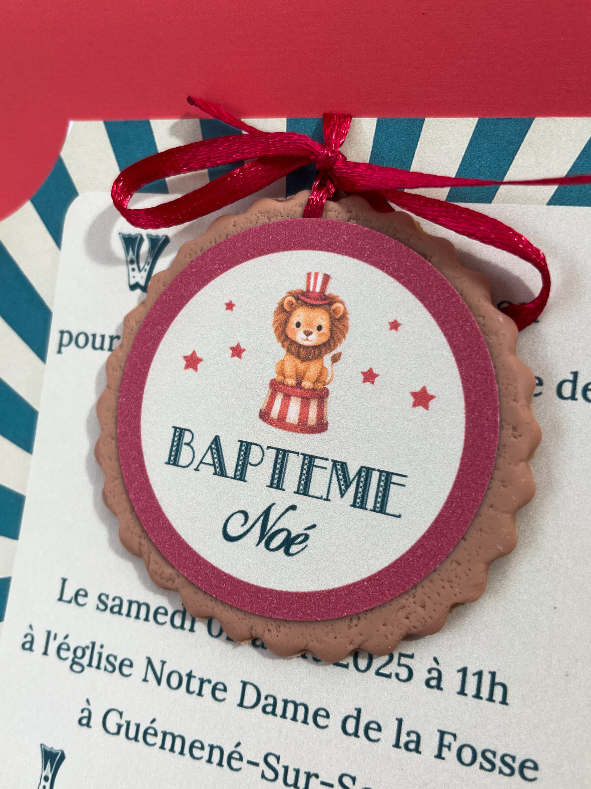 Faire-part invitation bapteme-theme-cirque-illustration-sur-biscuit-lion-vintage