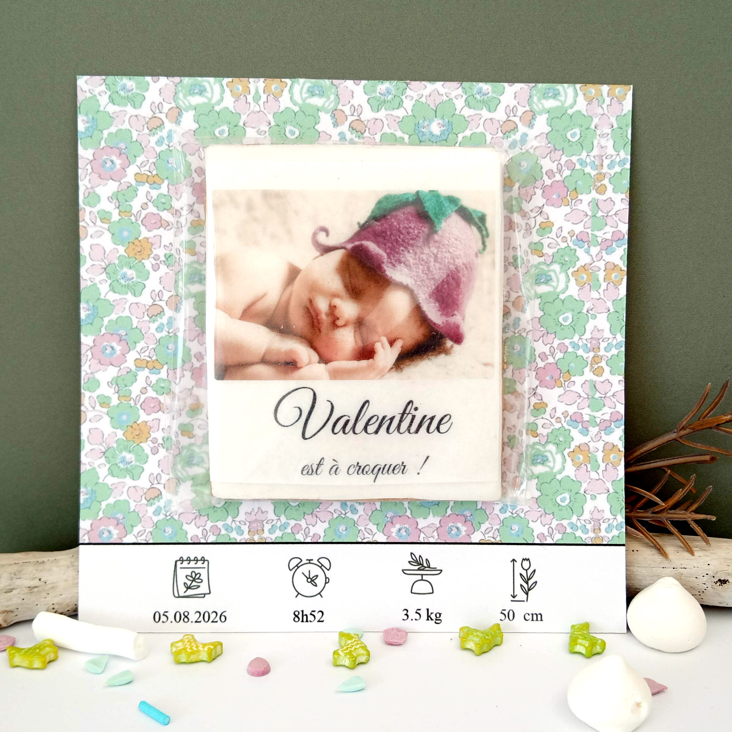 faire-part-carre-moderne-pour-naissance-theme-liberty-vert-et-rose-fleuri-tendre-avec-biscuit-sable-pour souvenir-gourmand