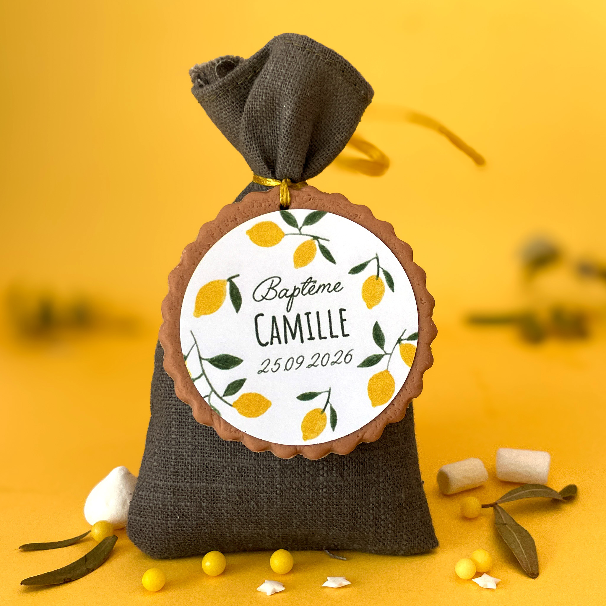 boite-dragees-theme-citron-jaune-vert-olive-pour-bapteme-en-ete-nature-frais-moderne