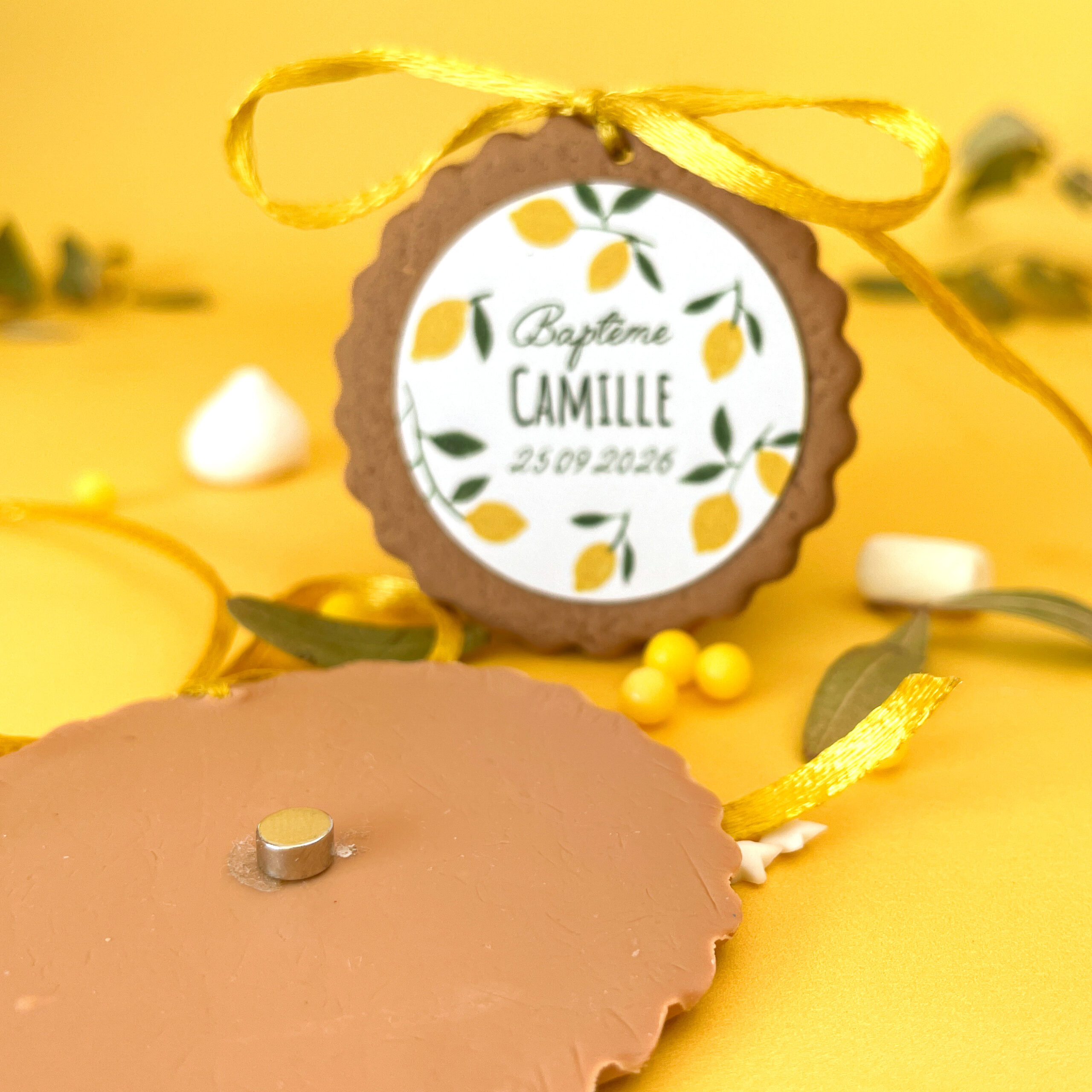 cadeau-invite-aimant-citron-jaune-vert-olive-pour-bapteme-en-ete-nature-frais-moderne