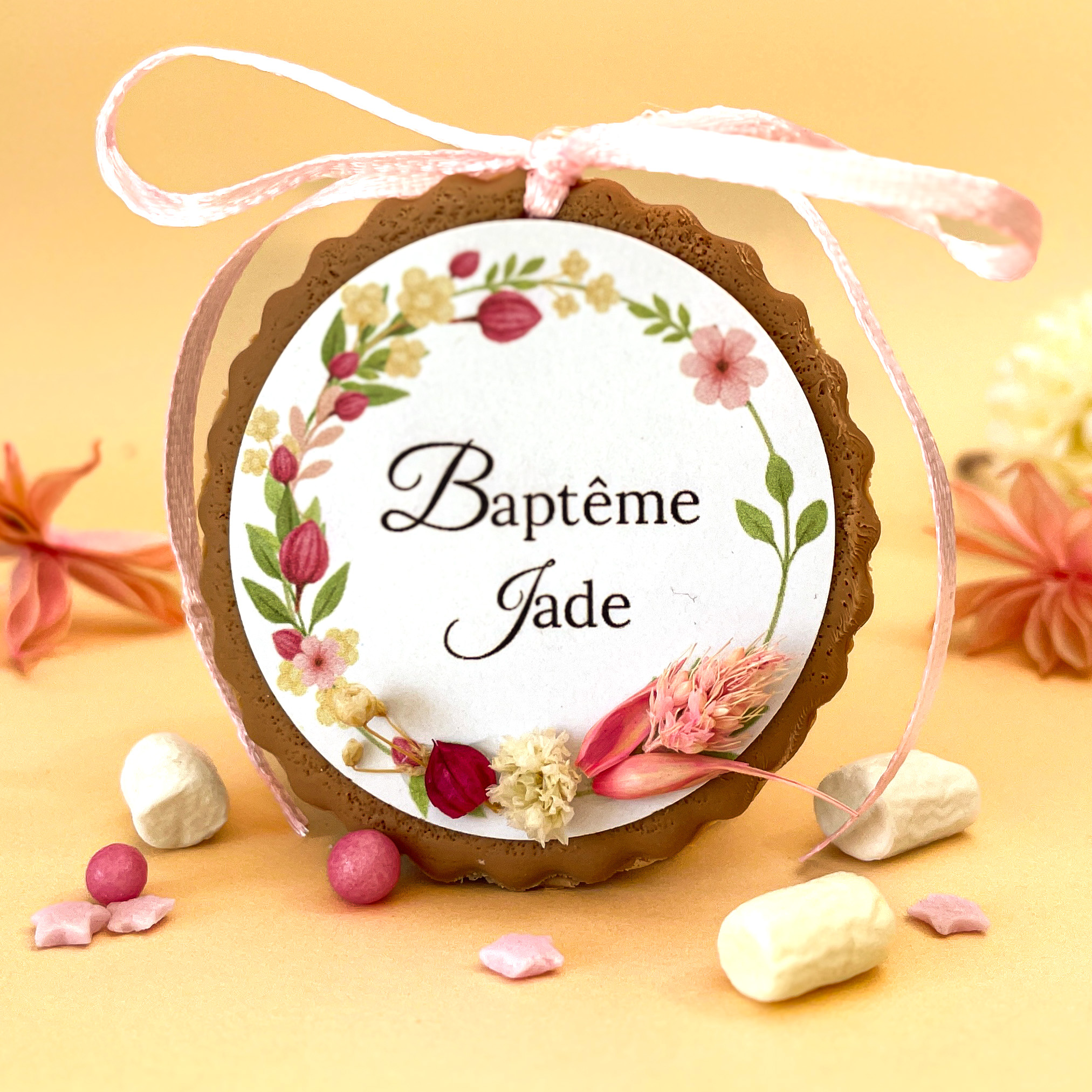 etiquette-attache-pour-sachet-dragees-de-bapteme-avec-couronne-vegetale-en-fleur-sechee-couleur-rose-beige-naturel