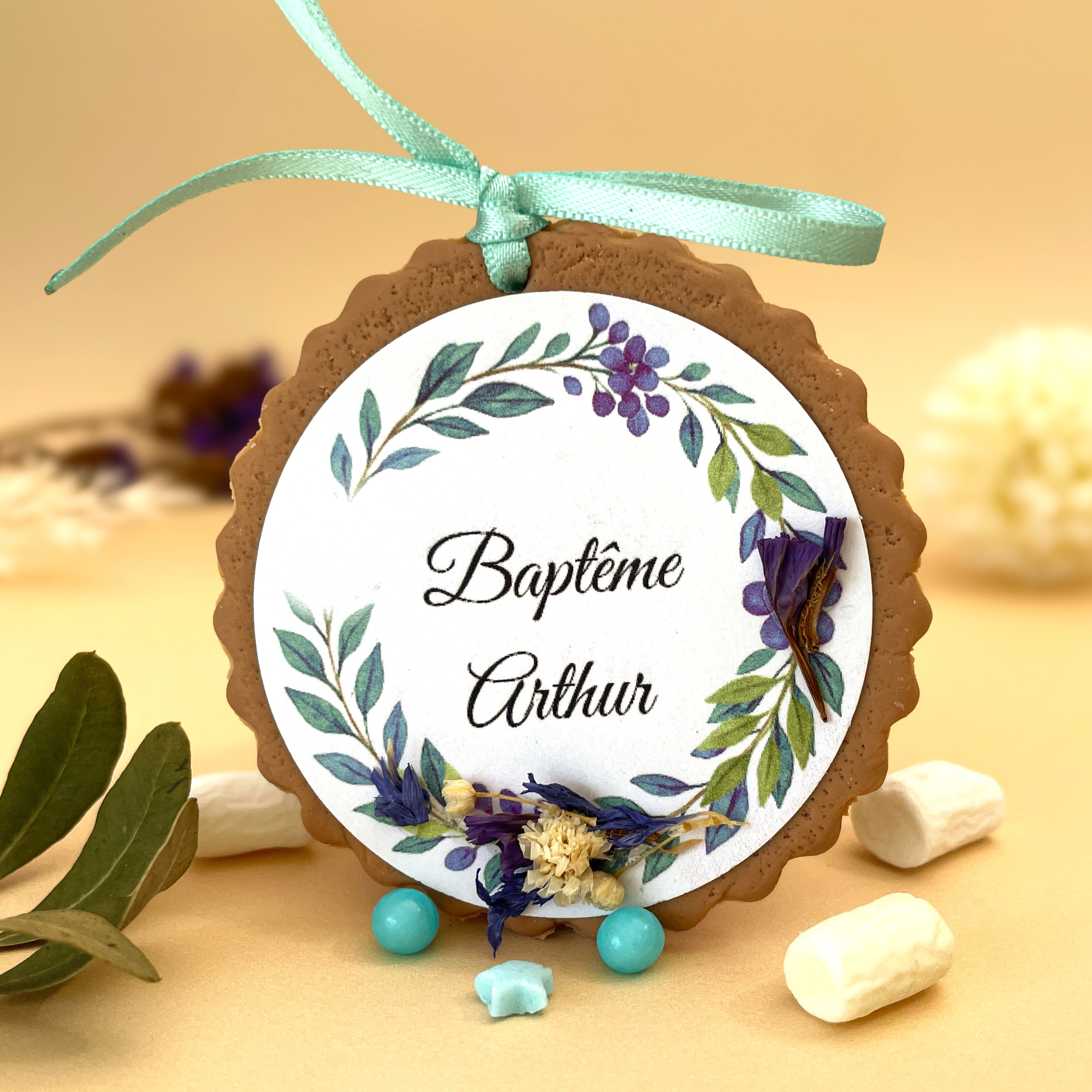 étiquette-decorative-pour-sachet-dragees-de-bapteme-avec-couronne-vegetale-en-fleur-sechee-bleu-violet
